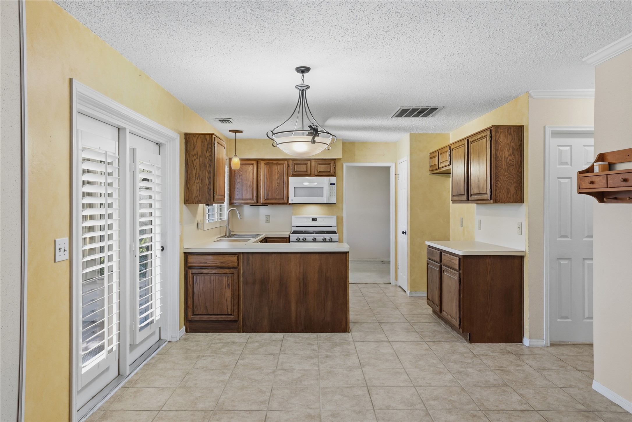 16002 Sweetwater Creek Drive Property Photo 11
