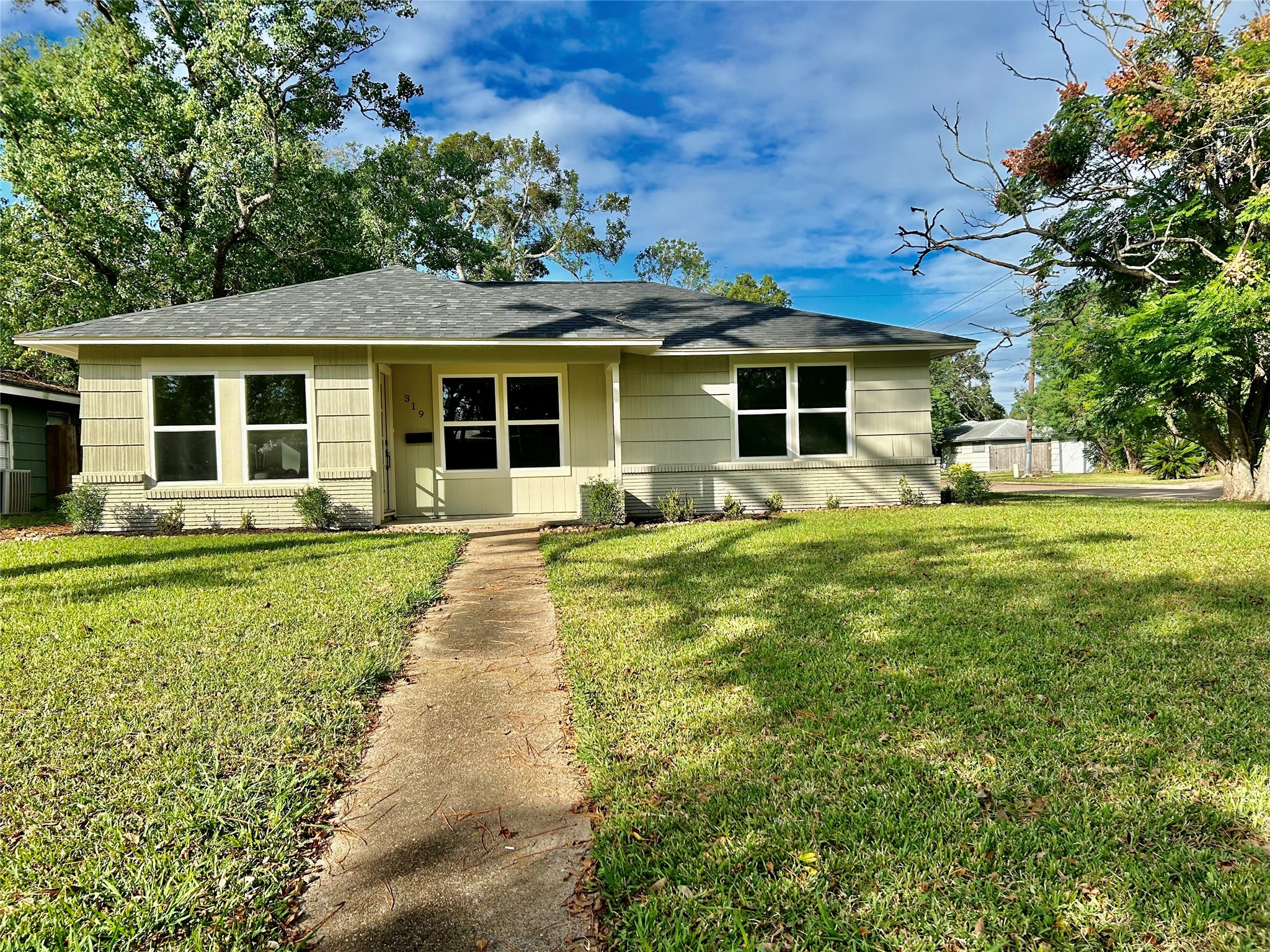319 Wisteria Street Property Photo 1