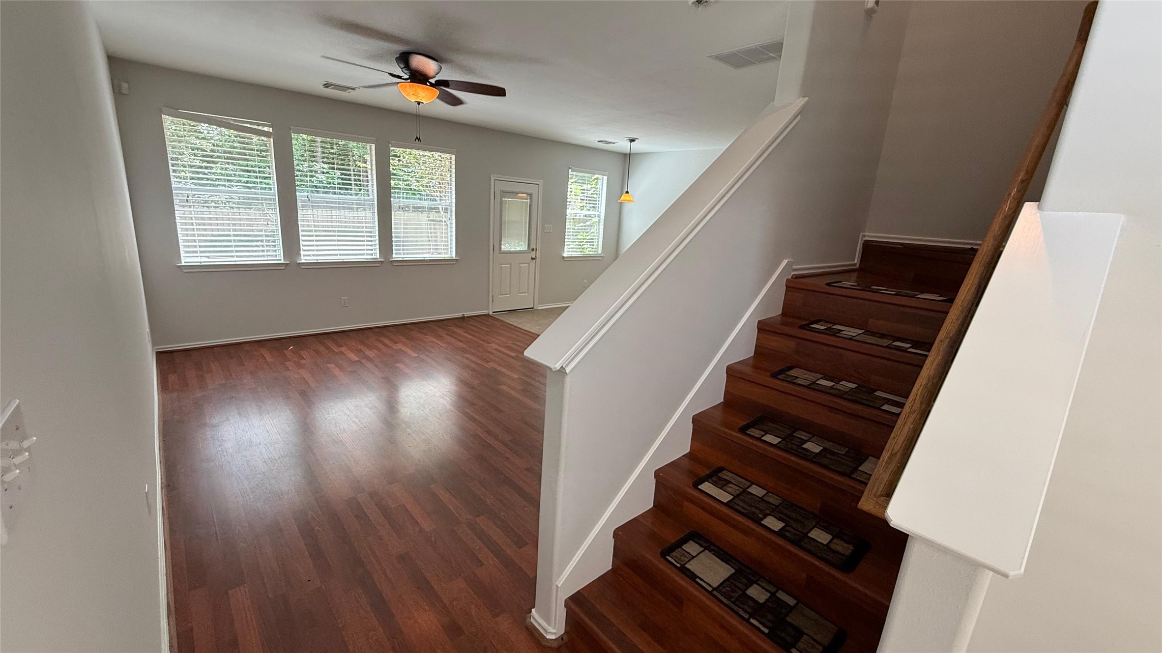 35 Ledgestone Pl Property Photo 5