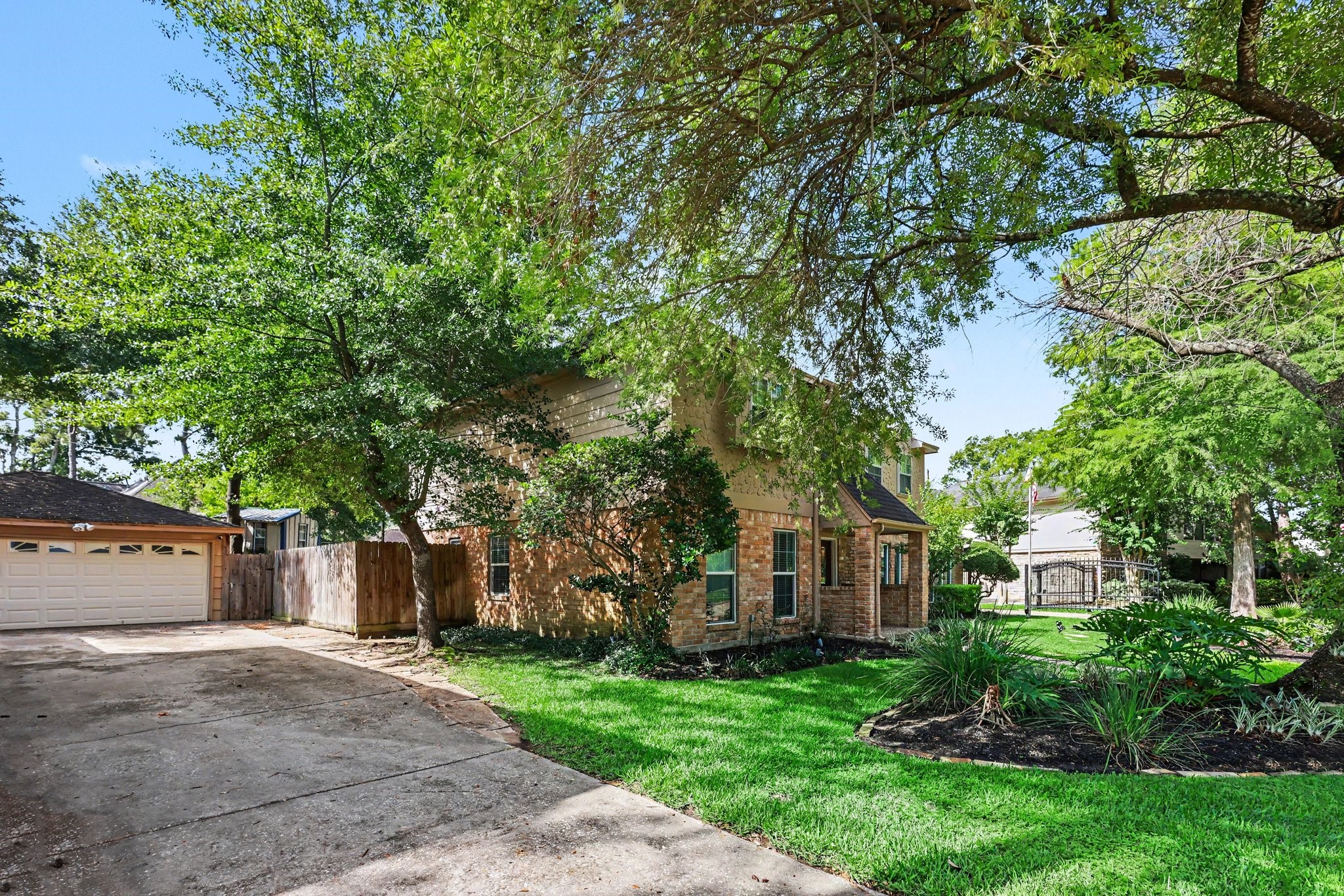 6711 Campden Drive Property Photo 3