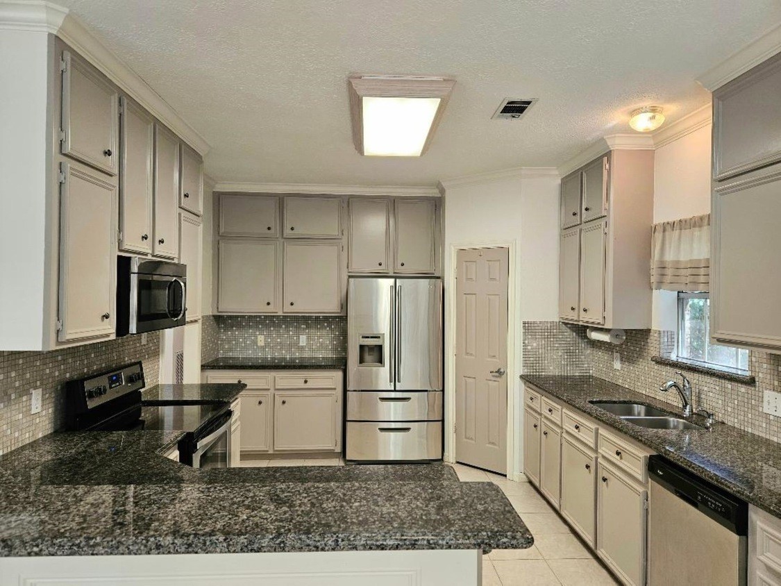 120 Hiwon Drive Property Photo 13