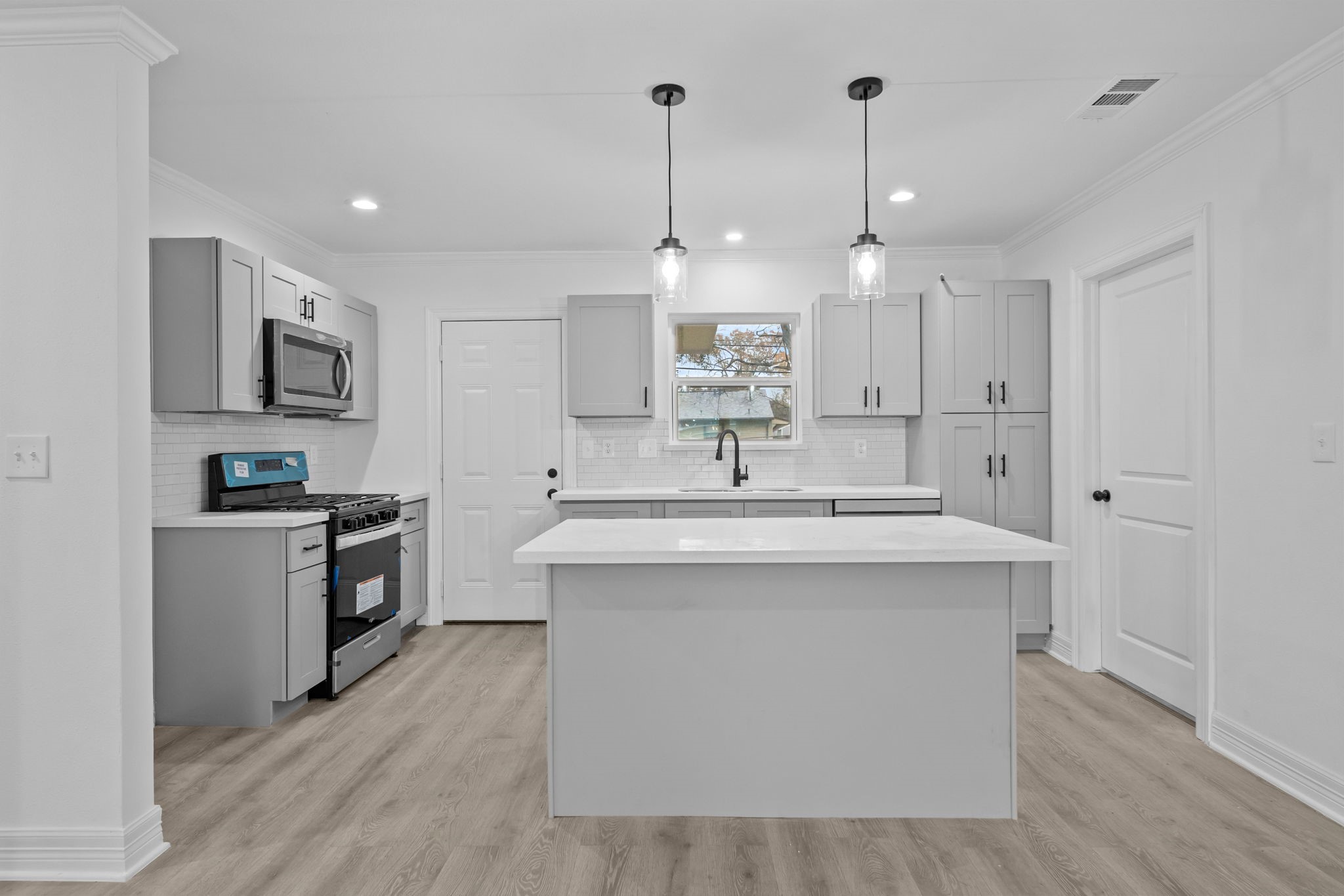 4930 Gren Street Property Photo 6