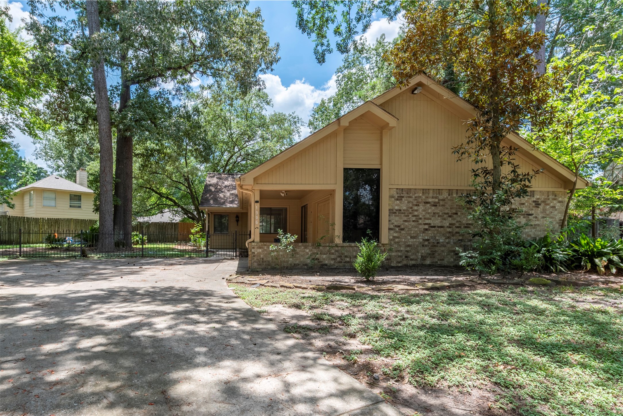 1906 Woodhue Drive Property Photo 1