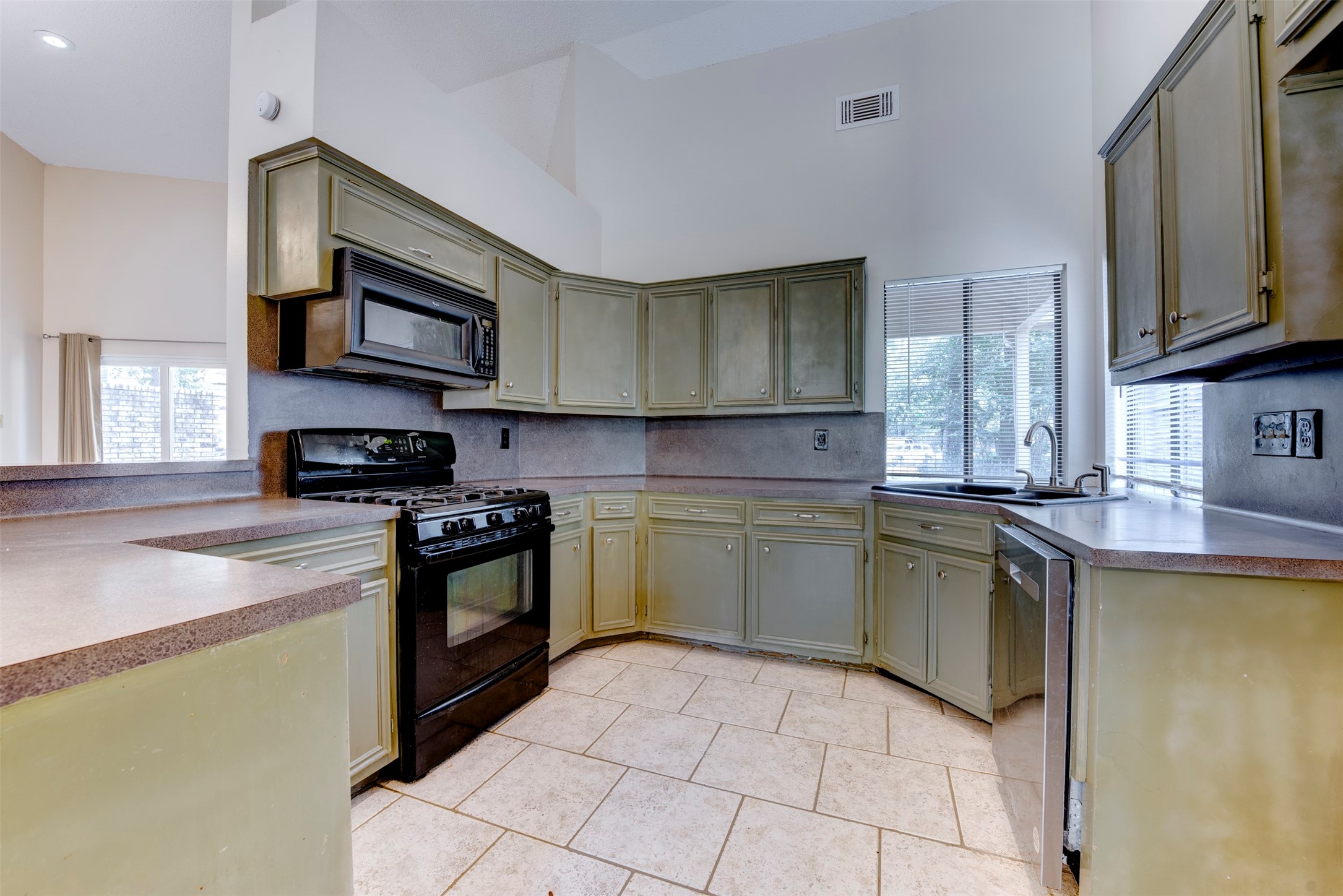 1906 Woodhue Drive Property Photo 3