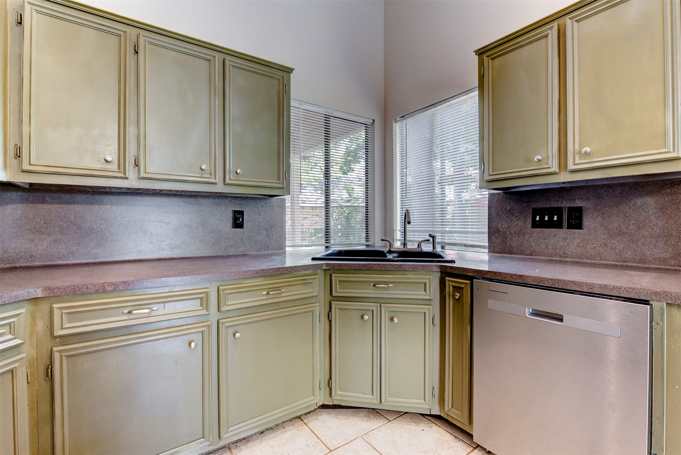 1906 Woodhue Drive Property Photo 12