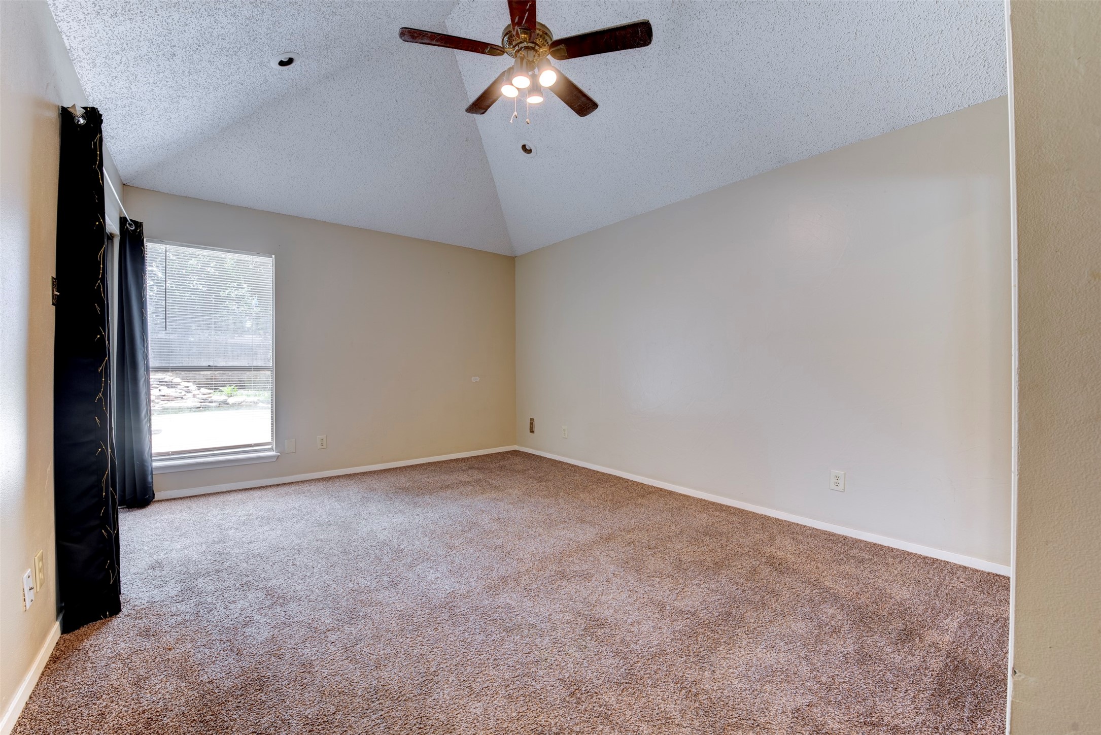 1906 Woodhue Drive Property Photo 14