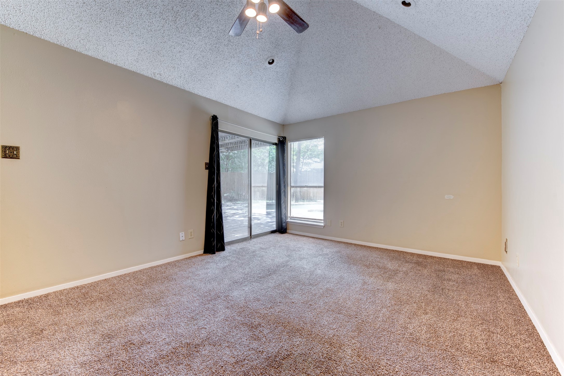 1906 Woodhue Drive Property Photo 15