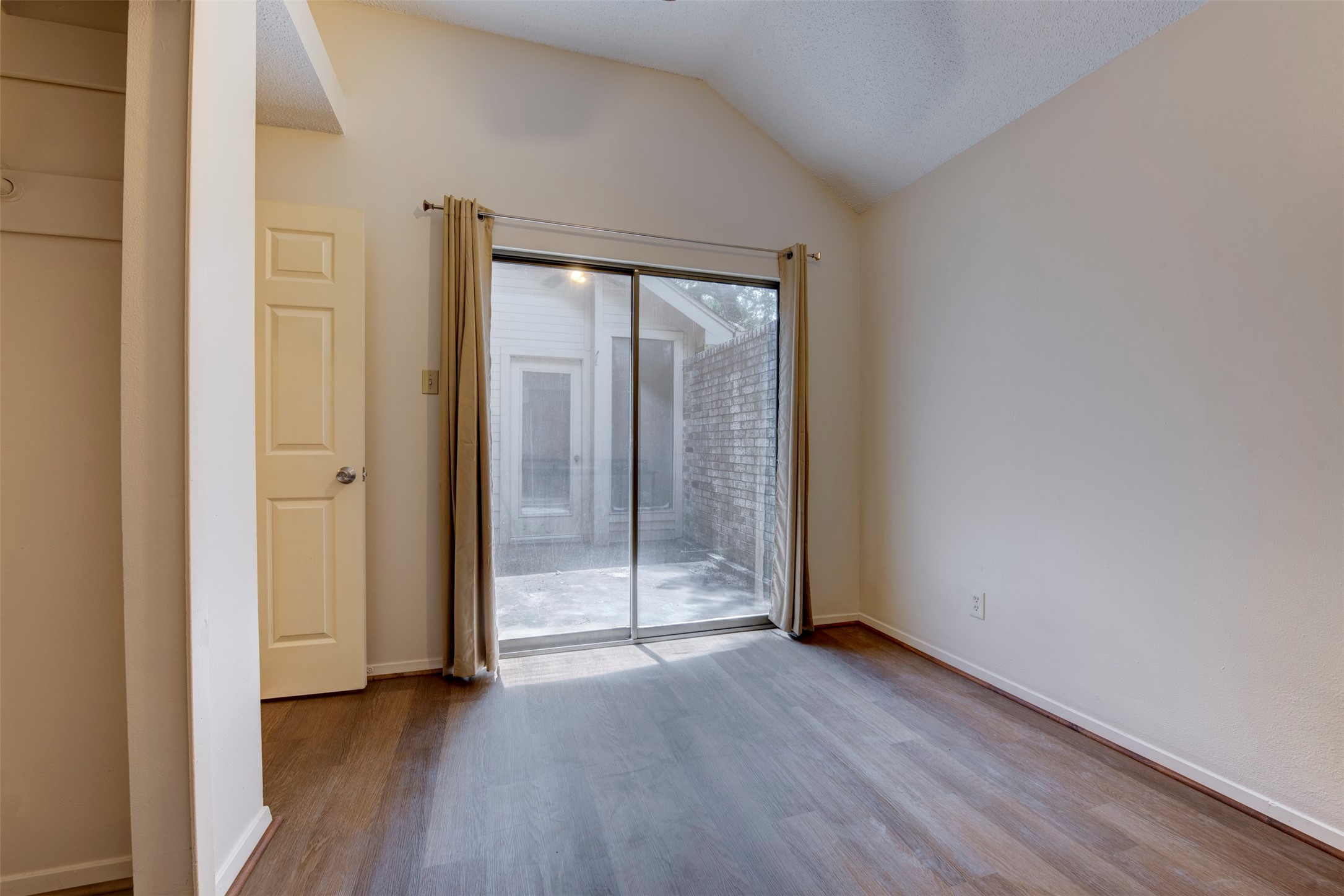 1906 Woodhue Drive Property Photo 21