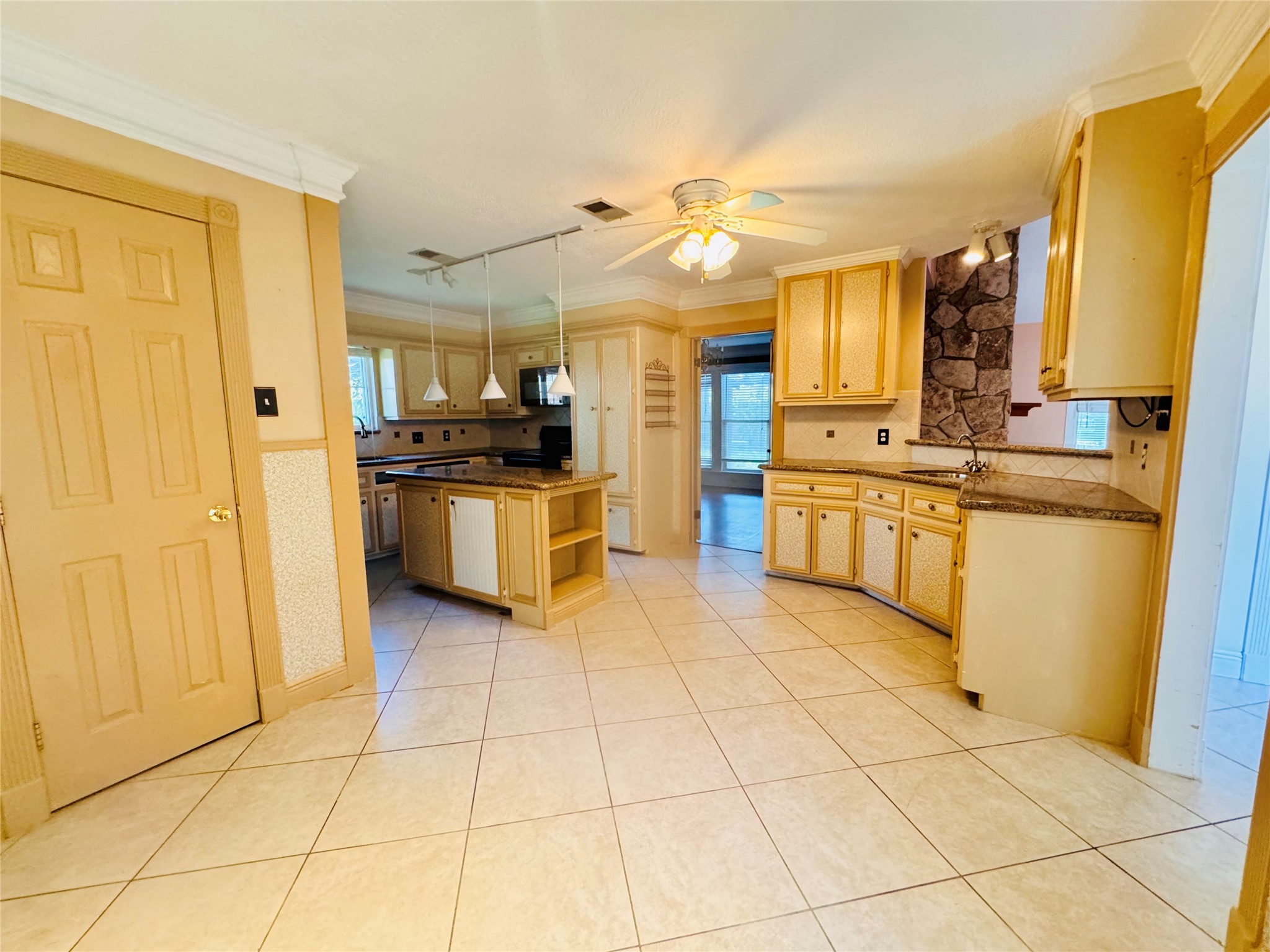 18107 Oakhampton Drive Property Photo 2