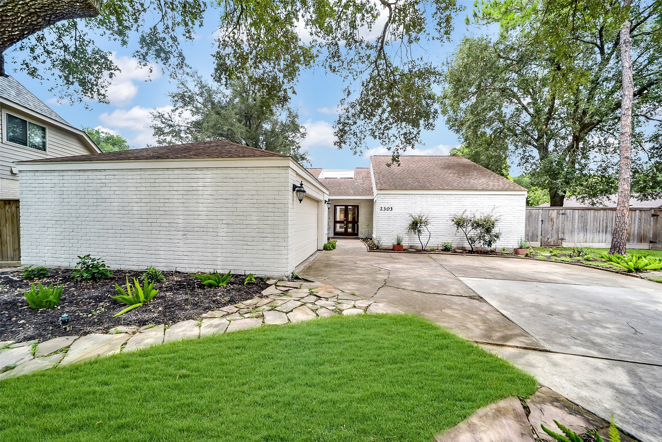 2303 Willow Lake Drive Property Photo