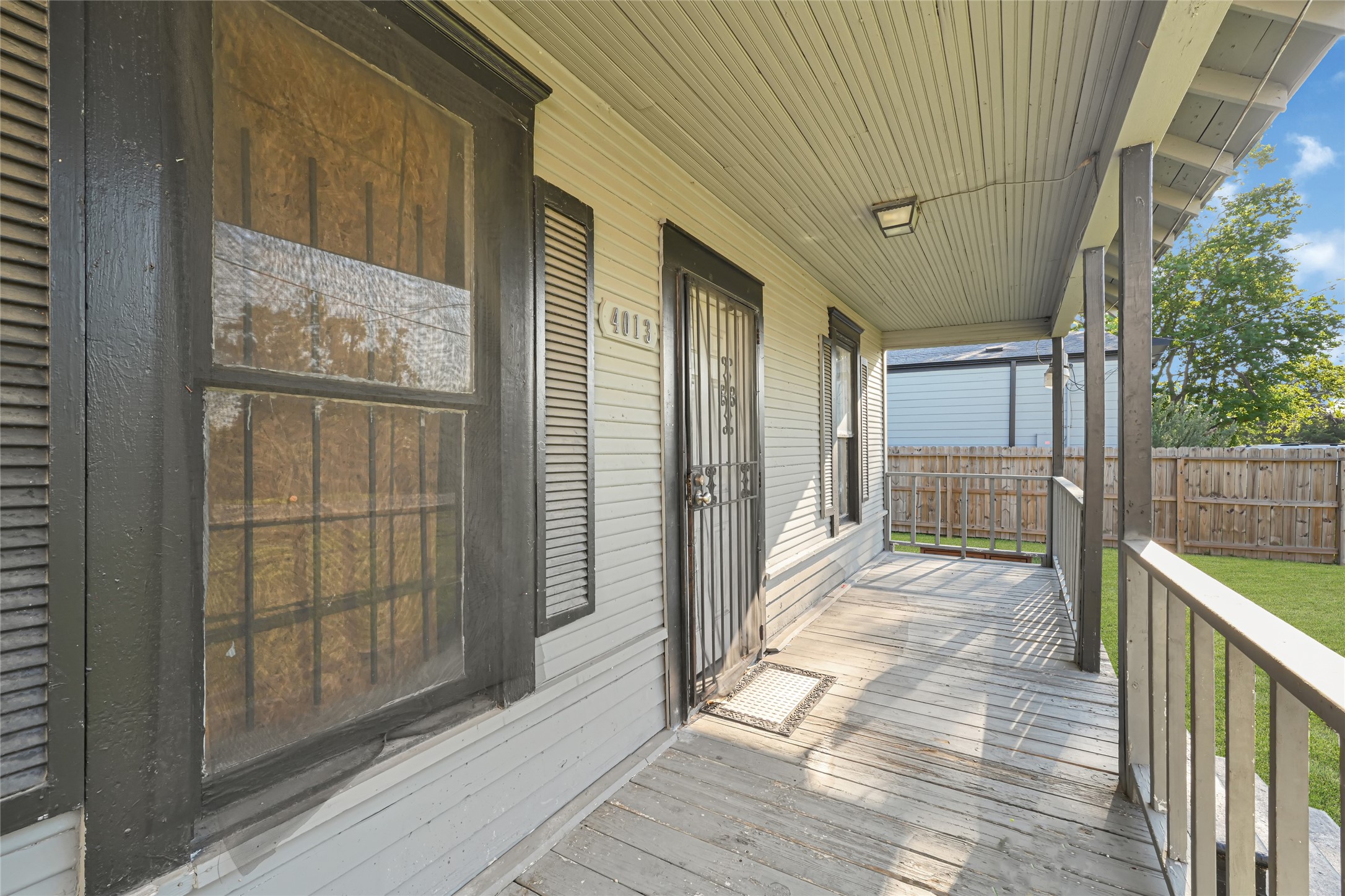 4013 King Street Property Photo 3