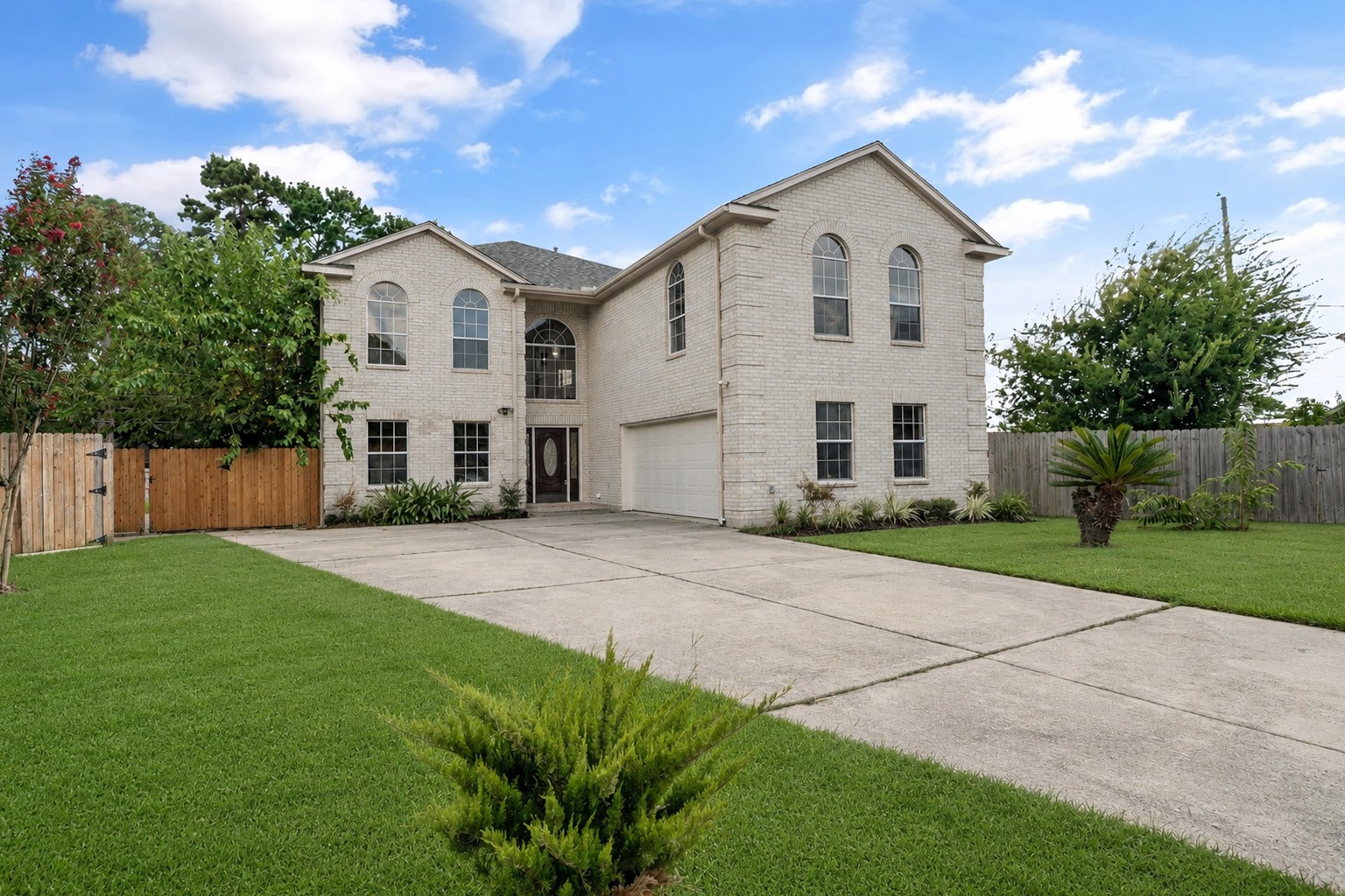 17603 W Fawn River Circle Property Photo 2