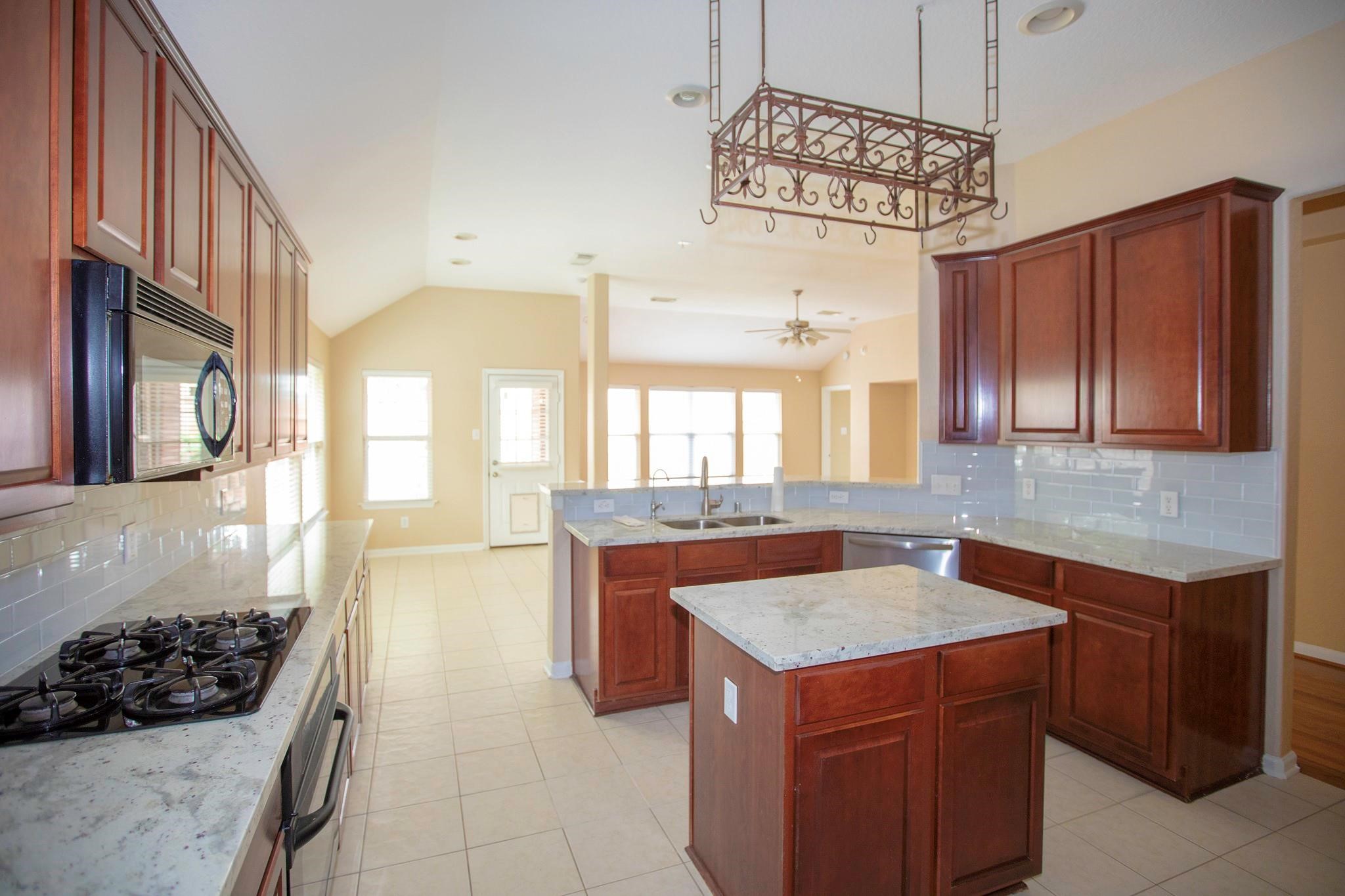 3006 Reindeer Crescent Property Photo 3