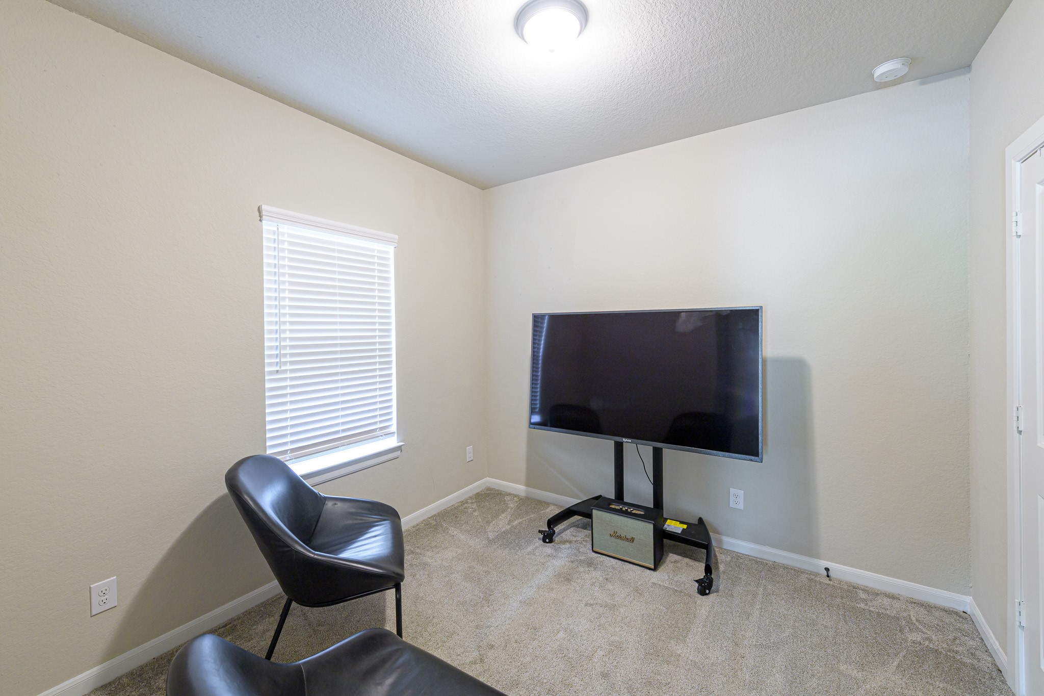4943 Hitchings Court Property Photo 8