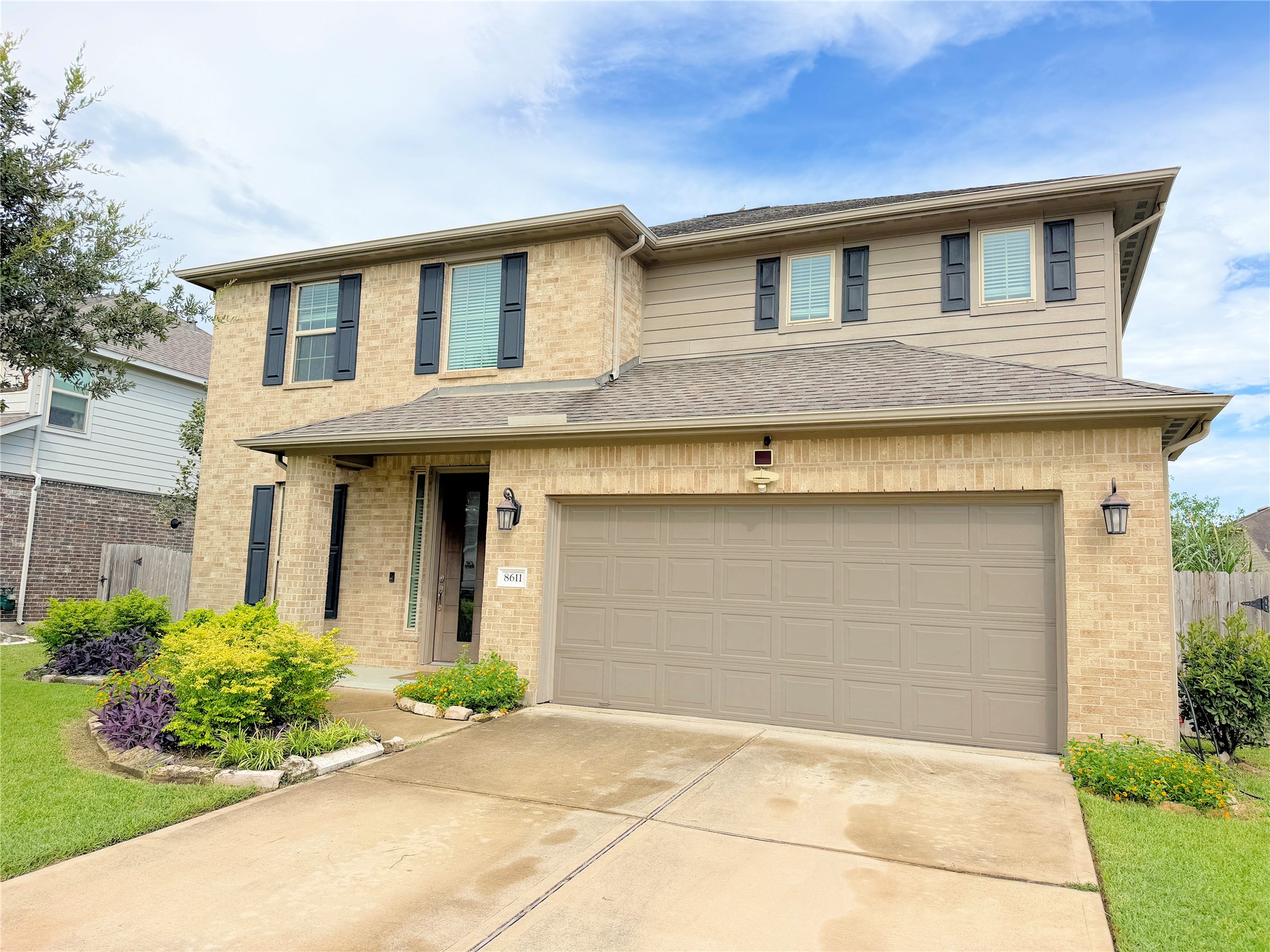 8611 Oakdale Bluff Court Property Photo 2