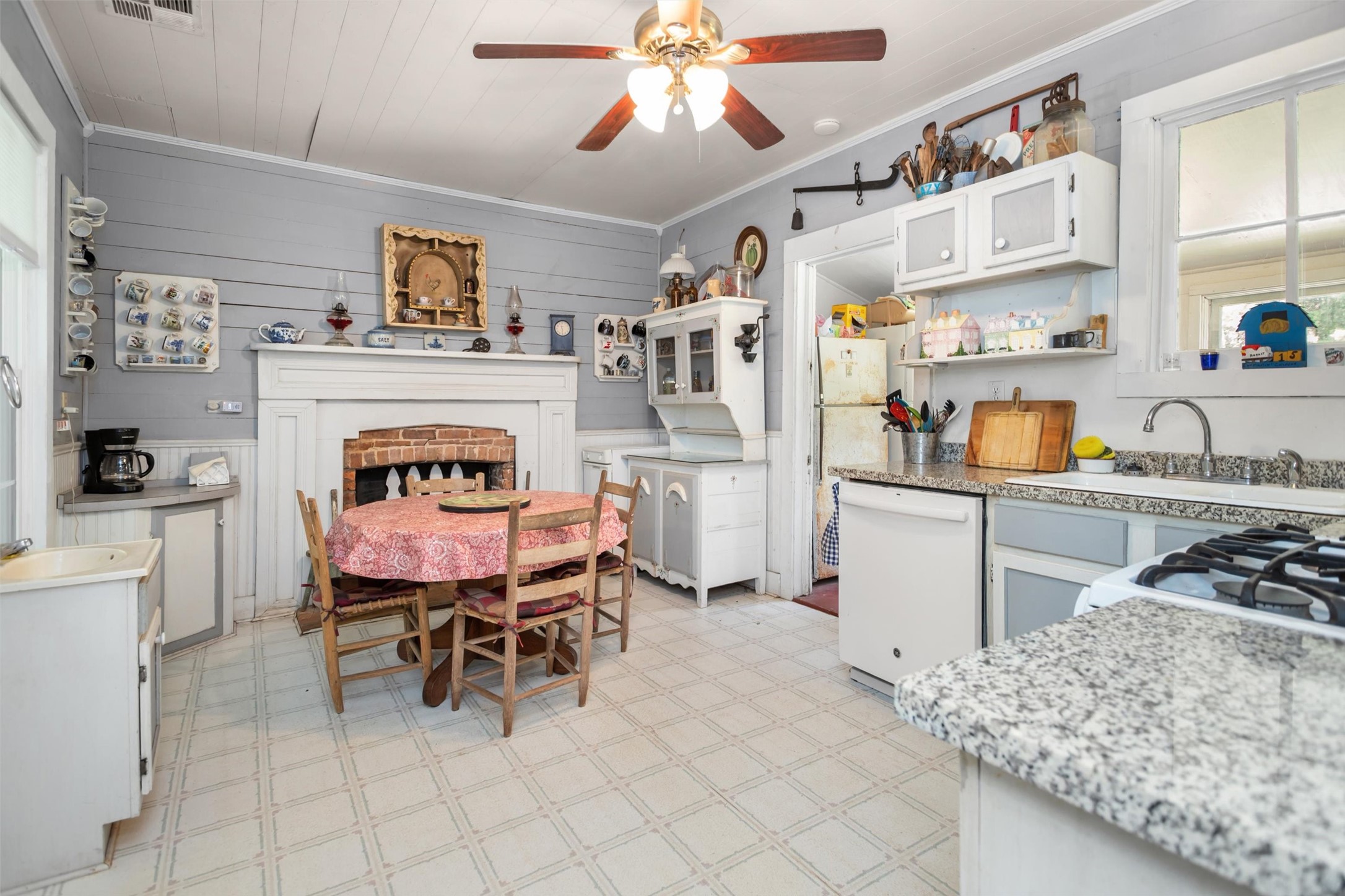 609 County Road 1175 Property Photo 12