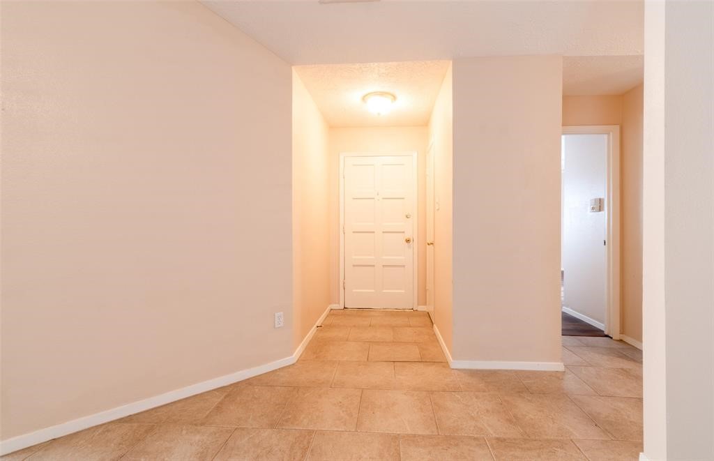 2527 Colonial Ridge Drive Property Photo 8