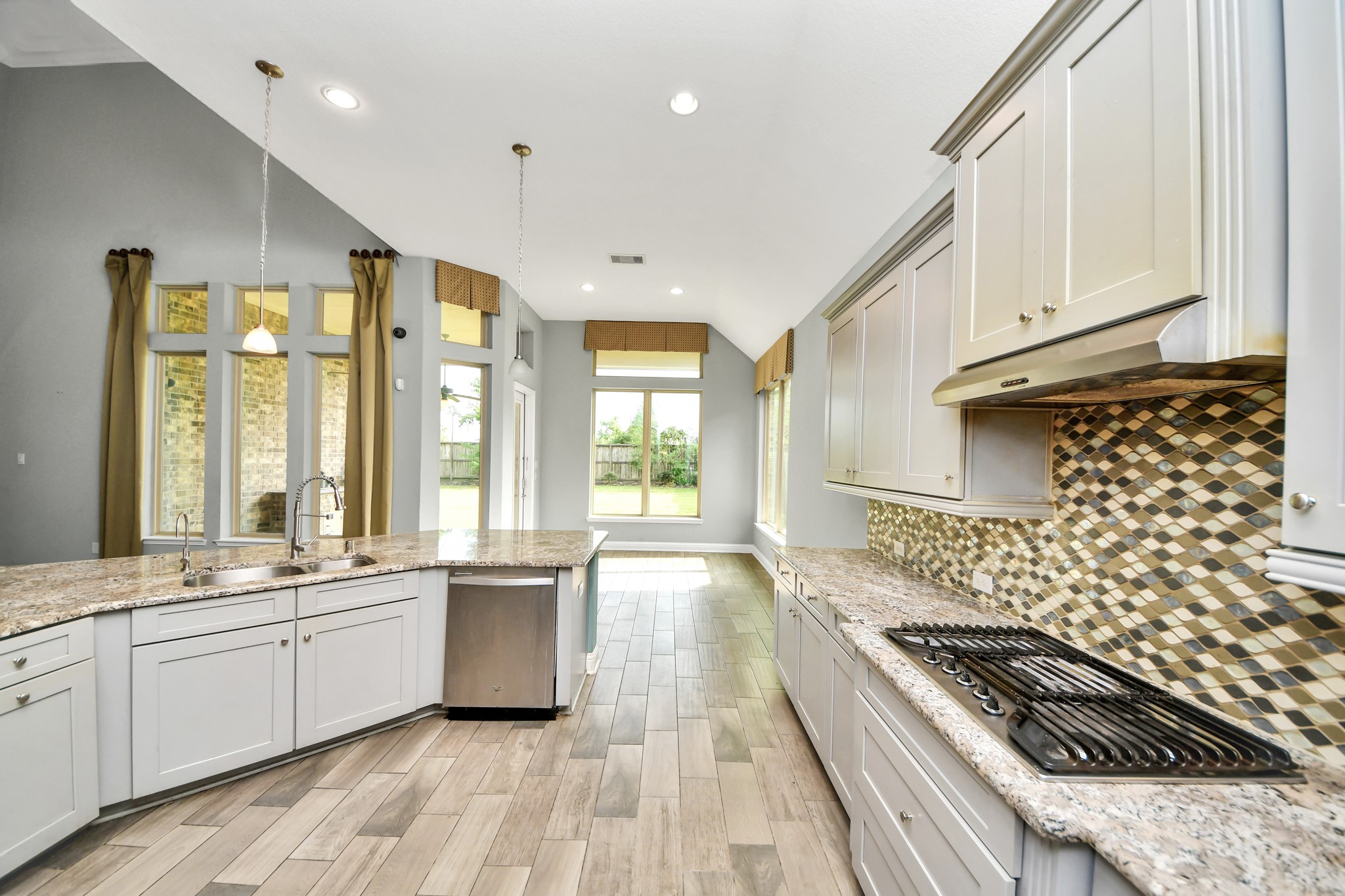 20211 Cascading Falls Boulevard Property Photo 15