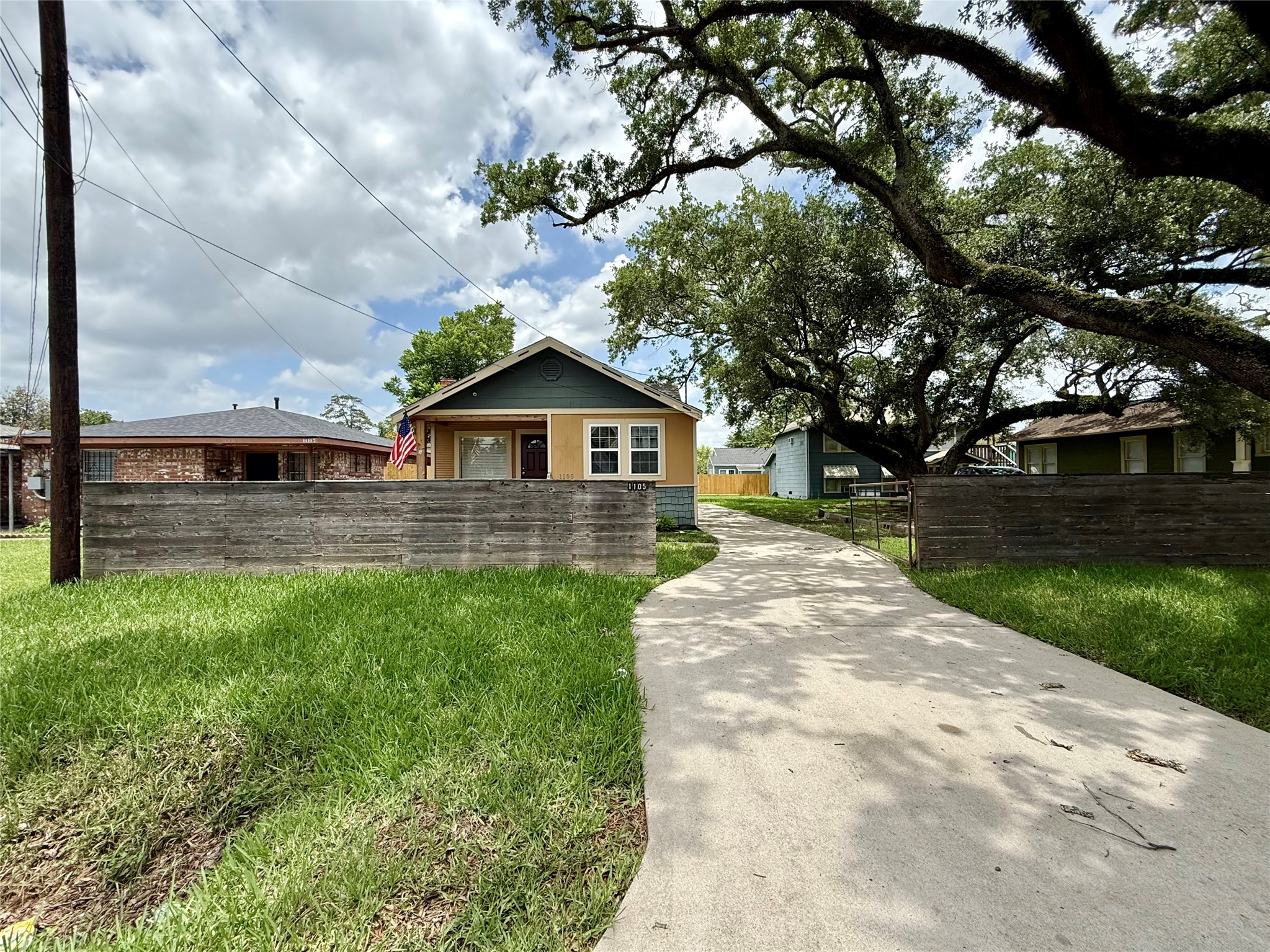 1105 Melbourne Street Property Photo 2
