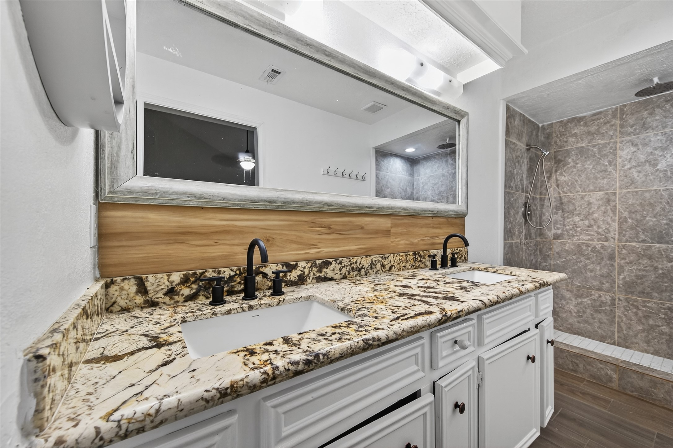 6102 Crakston Street Property Photo 25