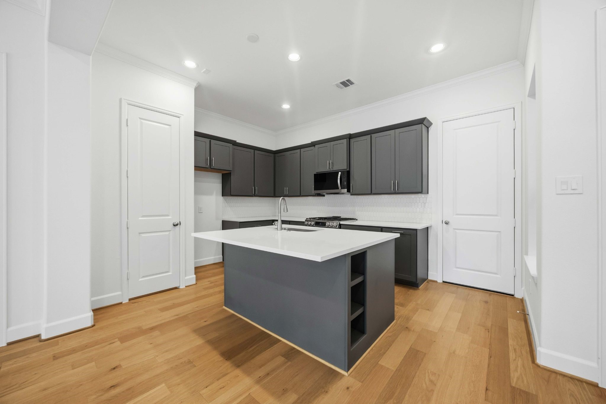 5527 Katy Freeway Property Photo 4