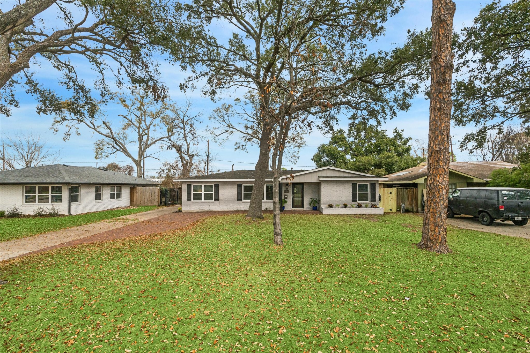 9916 Westview Drive Property Photo 2