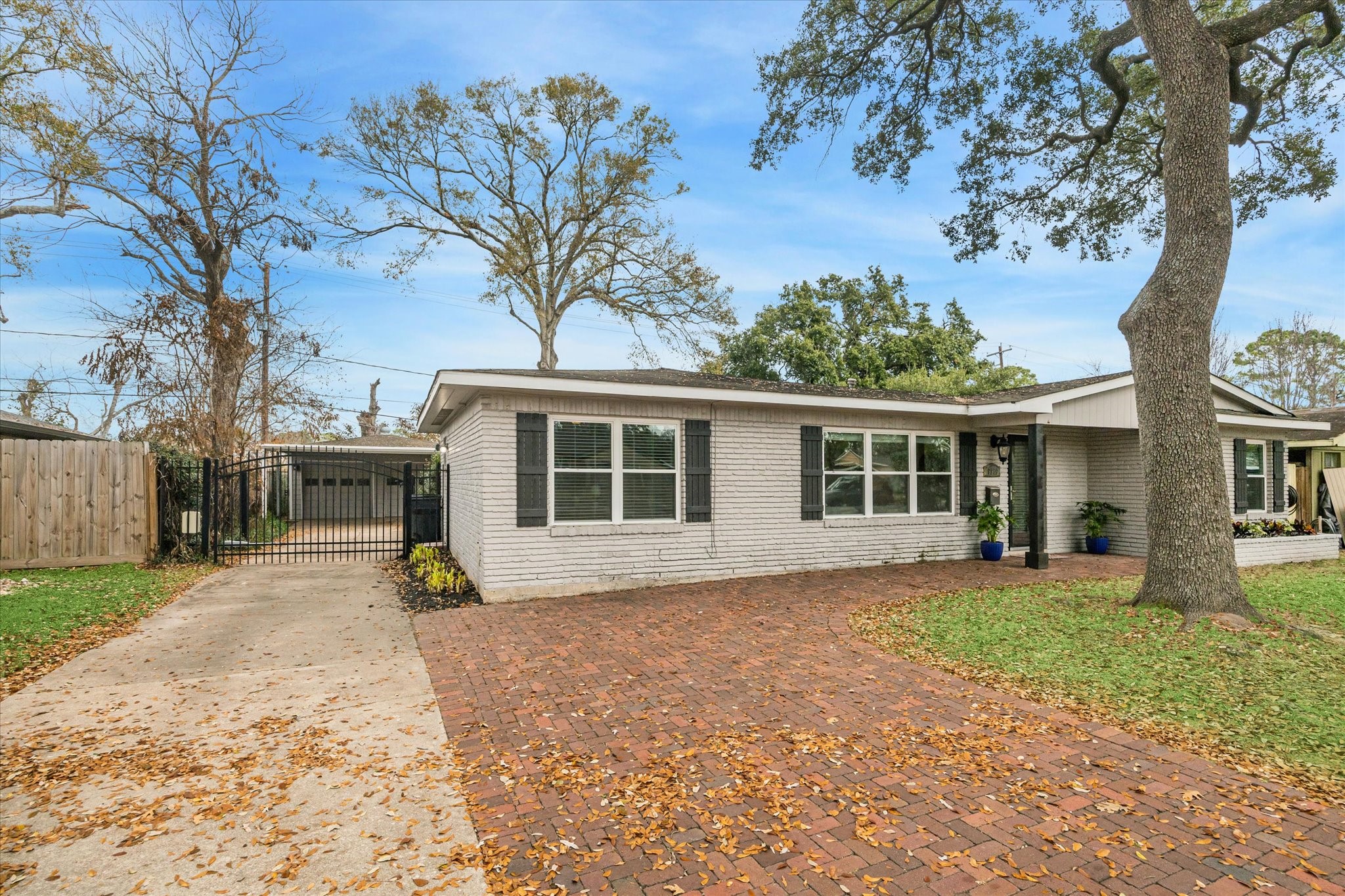 9916 Westview Drive Property Photo 3