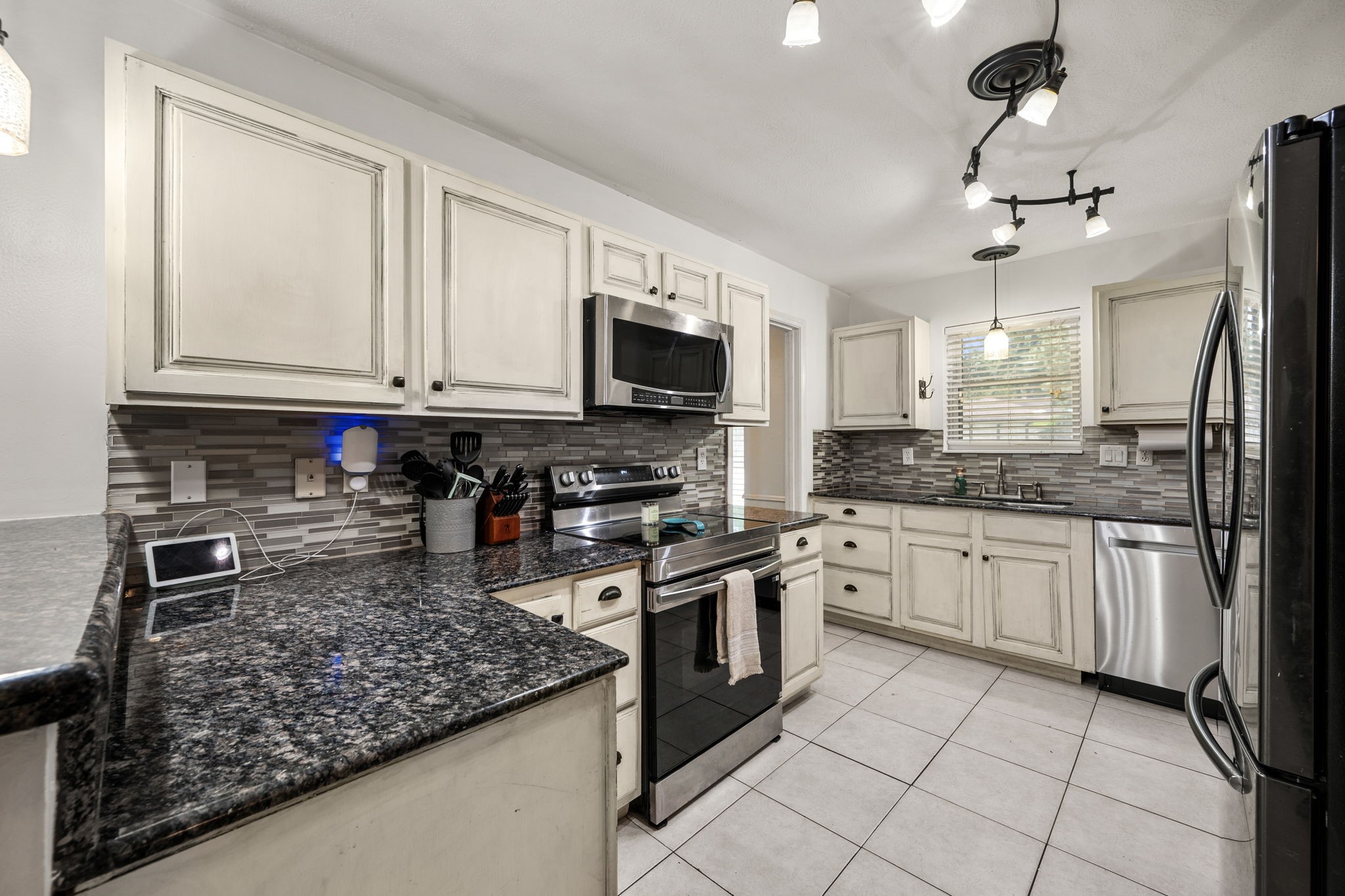 2415 Whispering Springs Drive Property Photo 10
