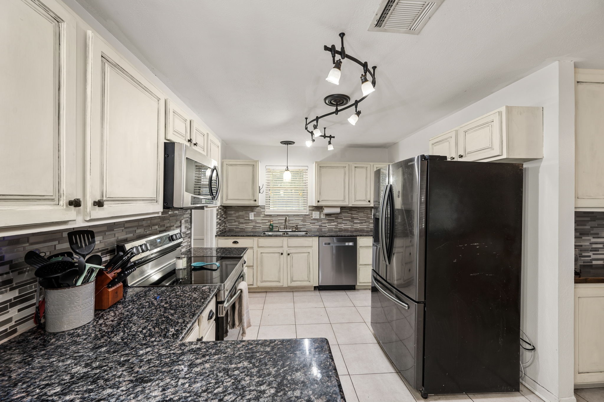 2415 Whispering Springs Drive Property Photo 11