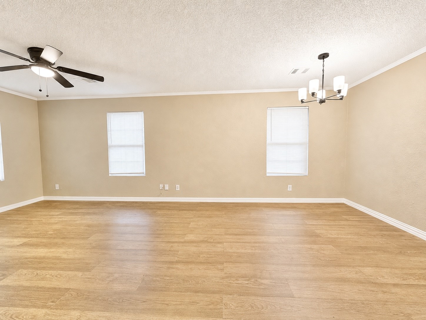 7902 Bowen Street Property Photo 5