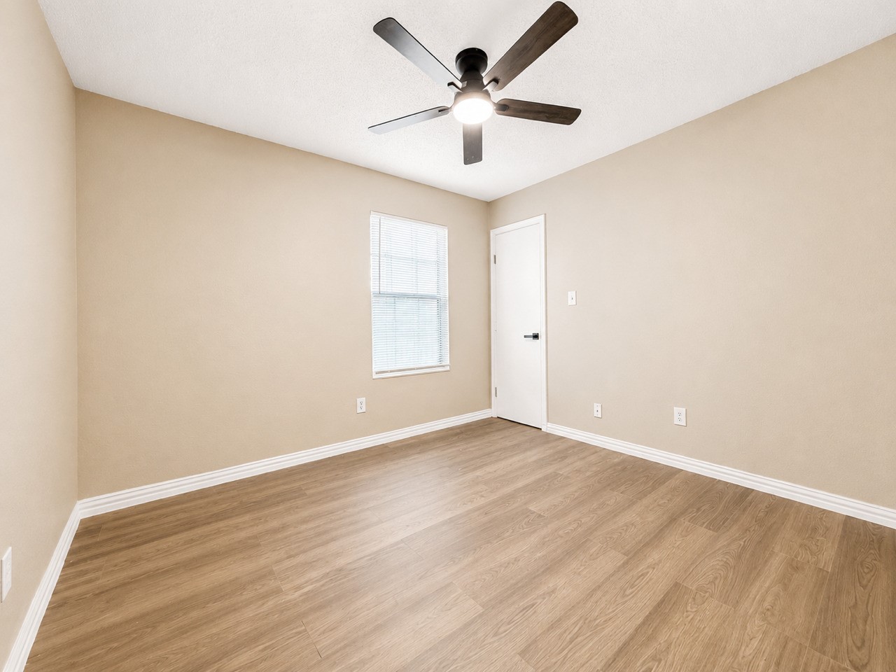 7902 Bowen Street Property Photo 12