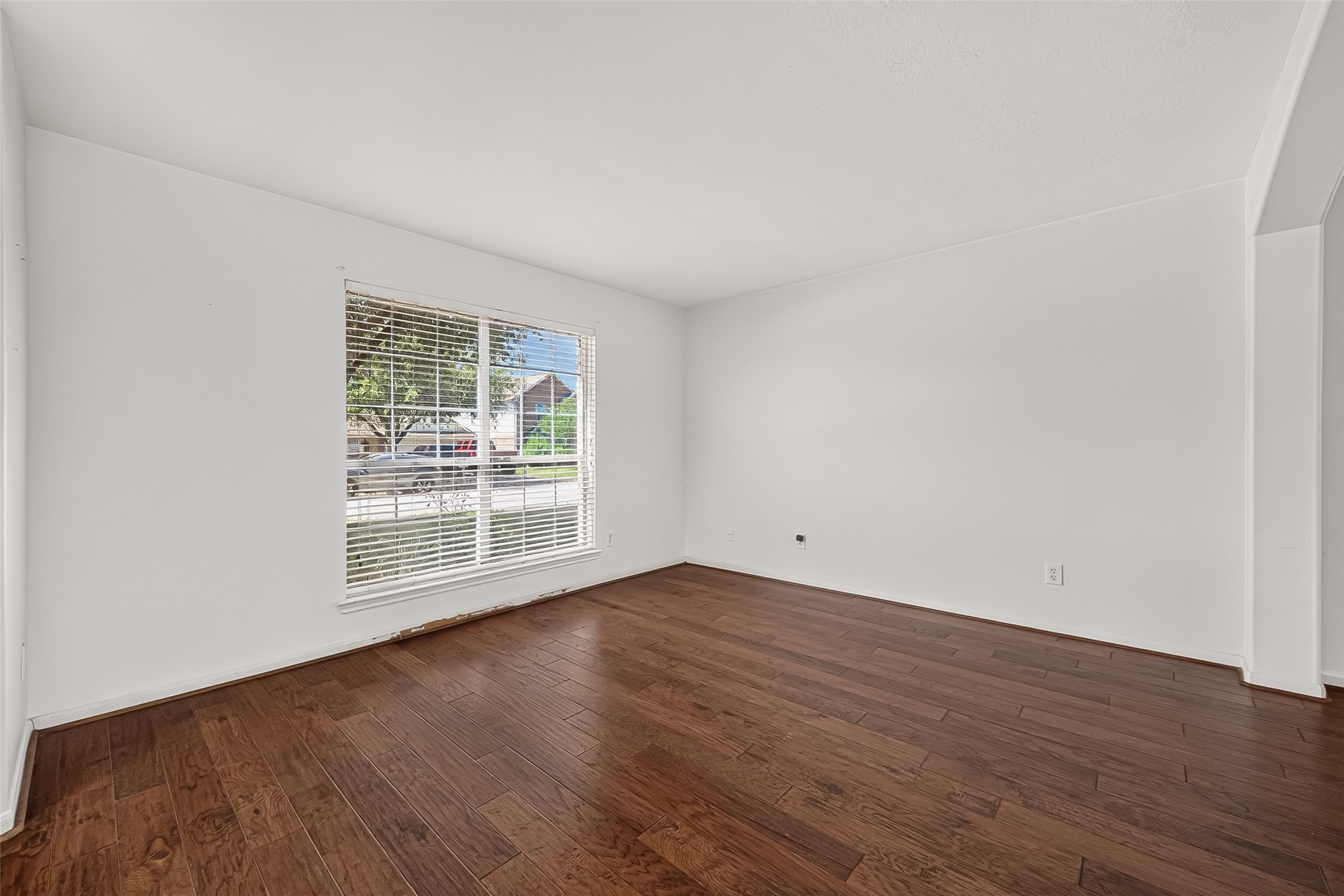 25346 Barmby Drive Property Photo 5