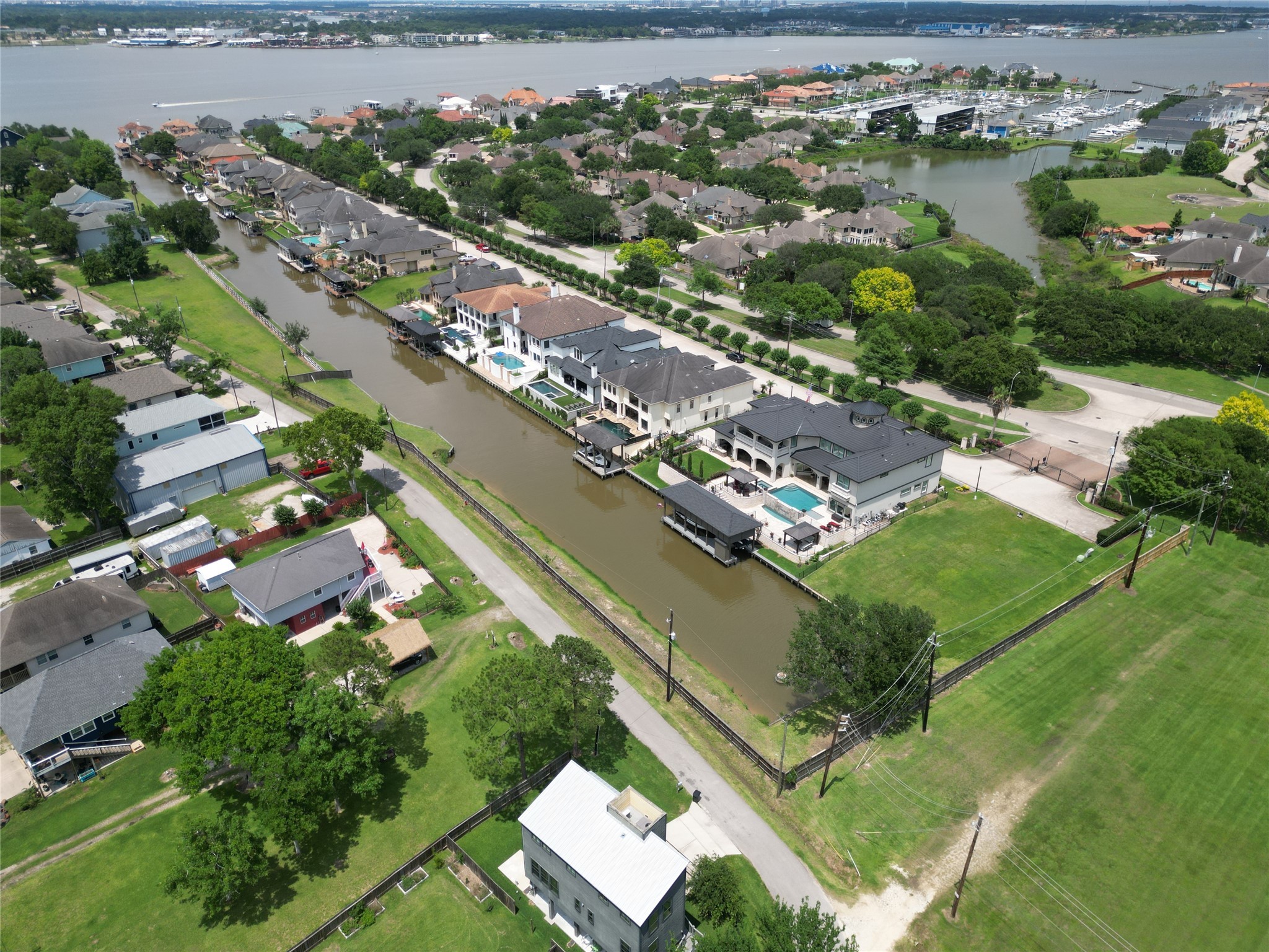 307 Blue Water Way Property Photo 6
