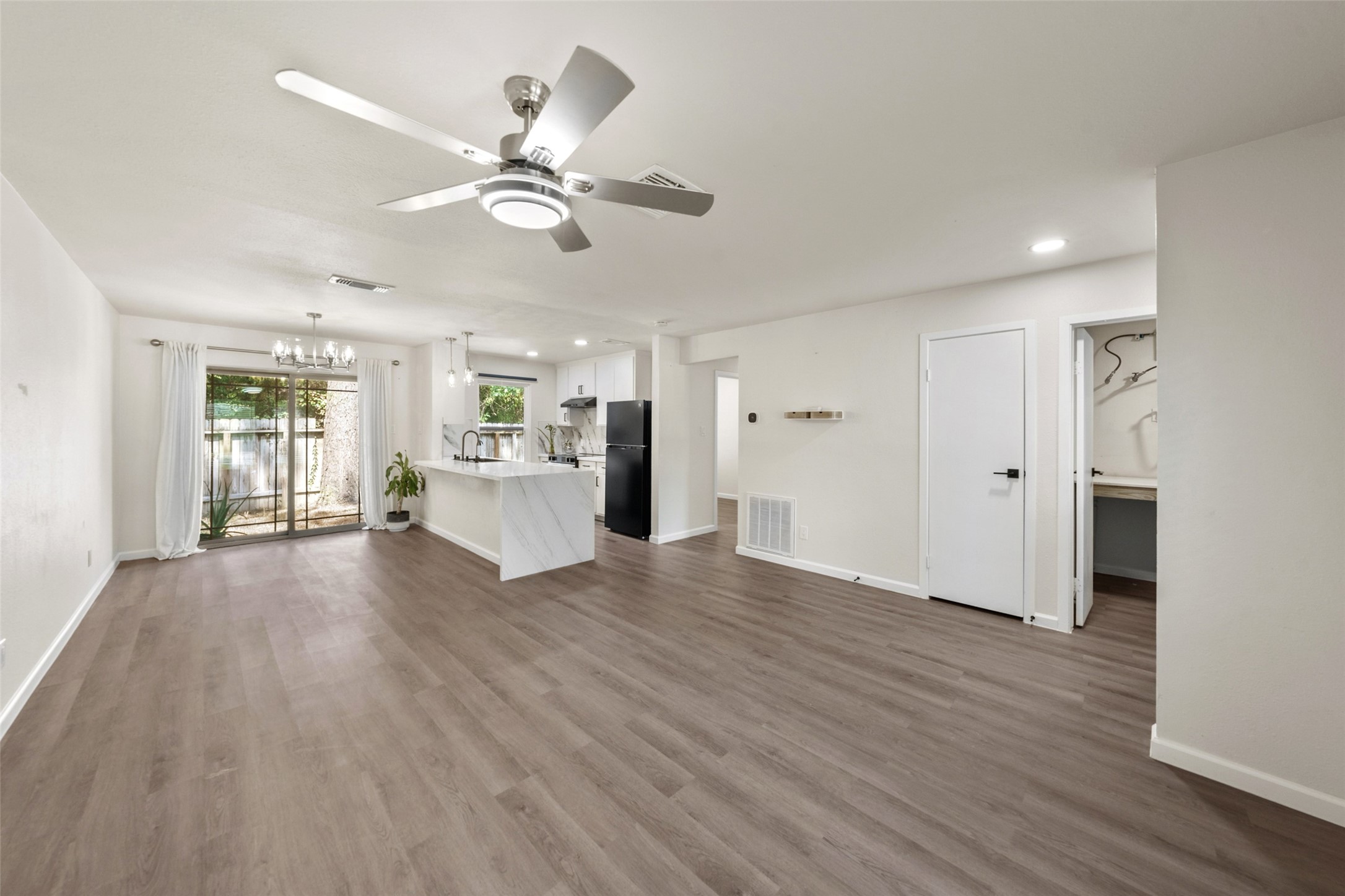 7 Hasting Oak Court Property Photo 2