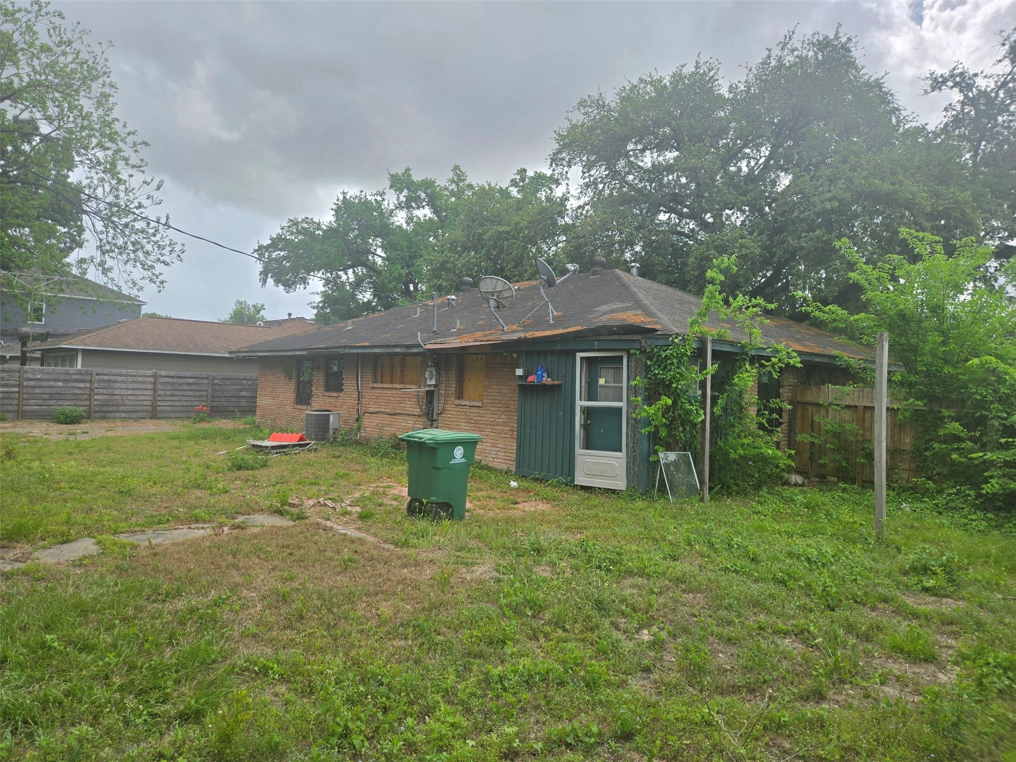 2330 Saxon Drive Property Photo 2
