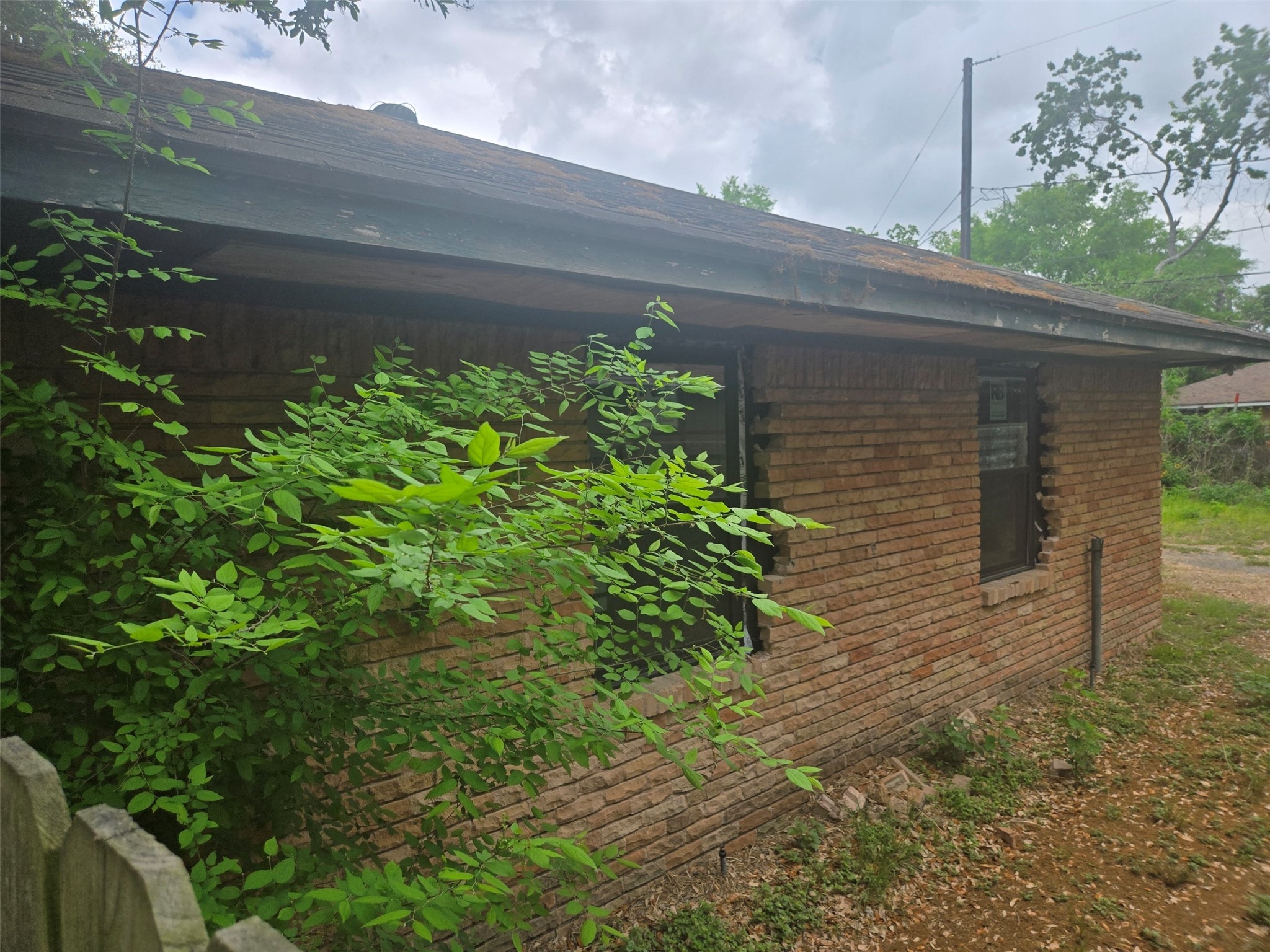 2330 Saxon Drive Property Photo 3