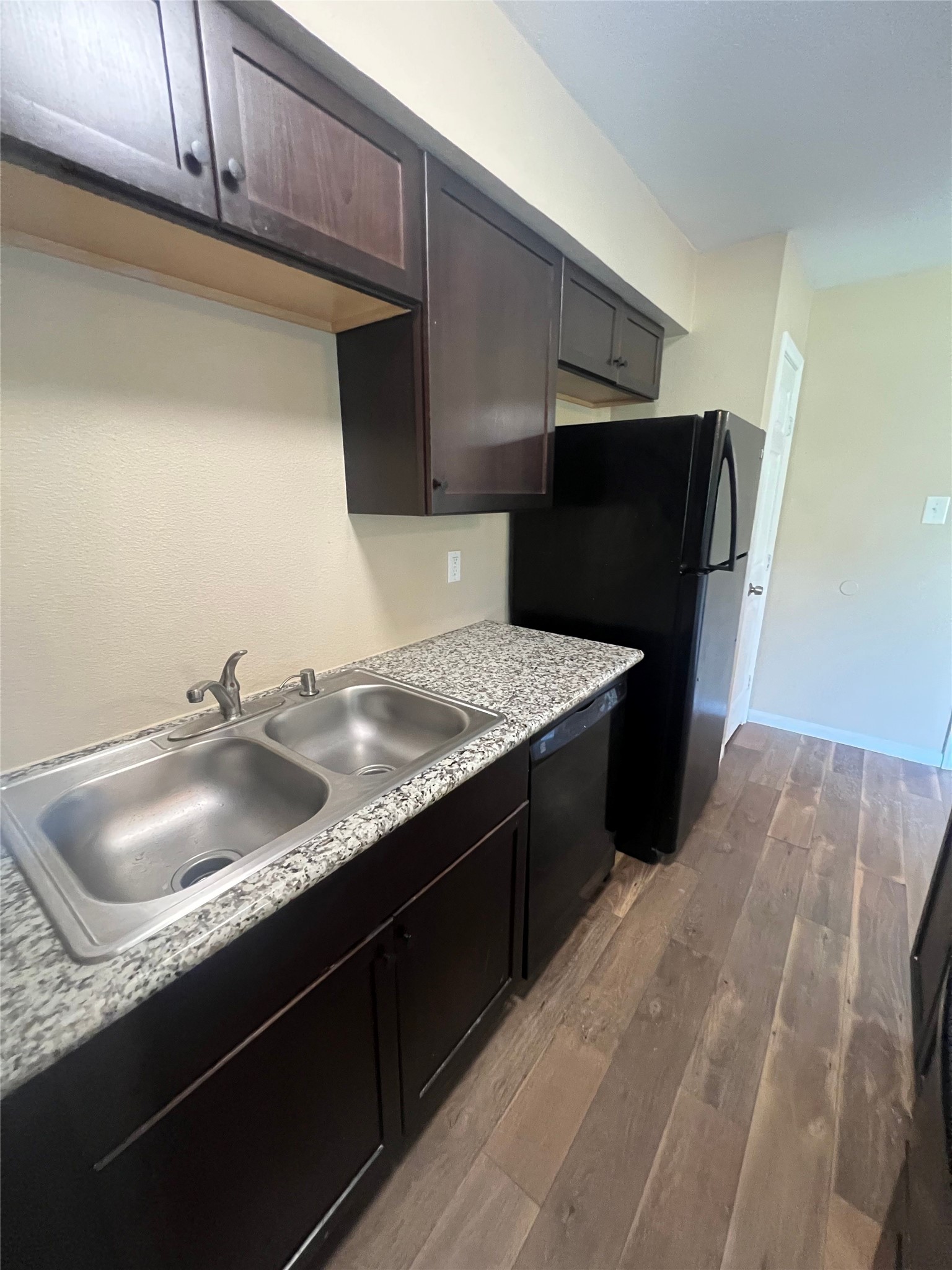 704 Ave B 5 Property Photo 2