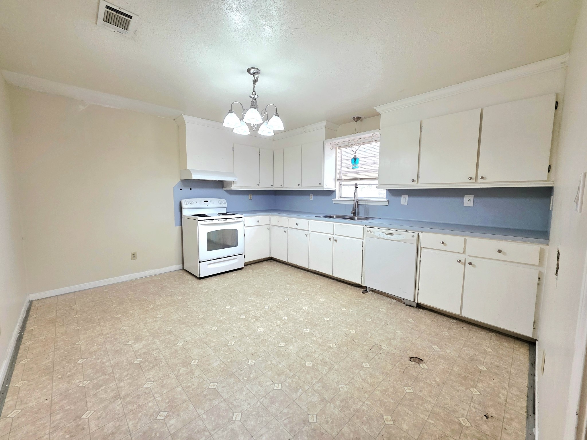 12105 Old County Road Property Photo 6