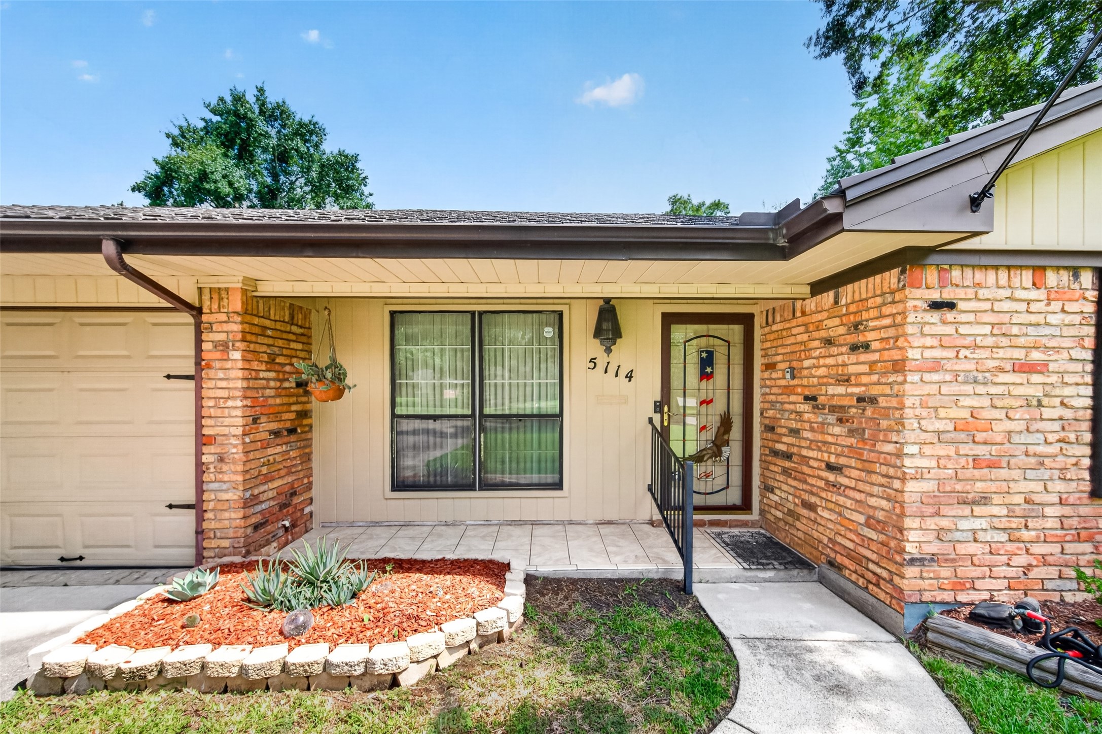 5114 Beechnut Street Property Photo 3