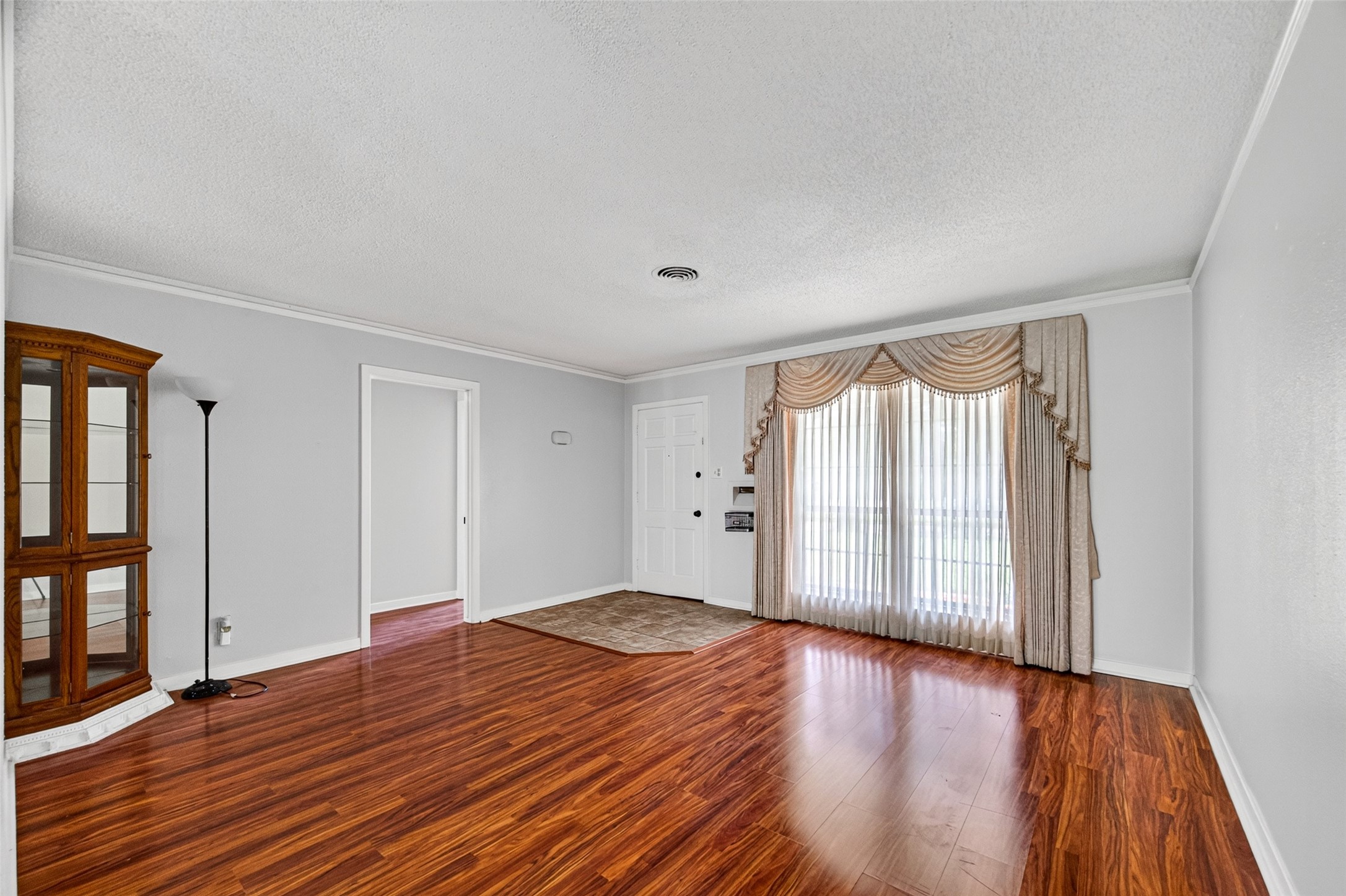5114 Beechnut Street Property Photo 5