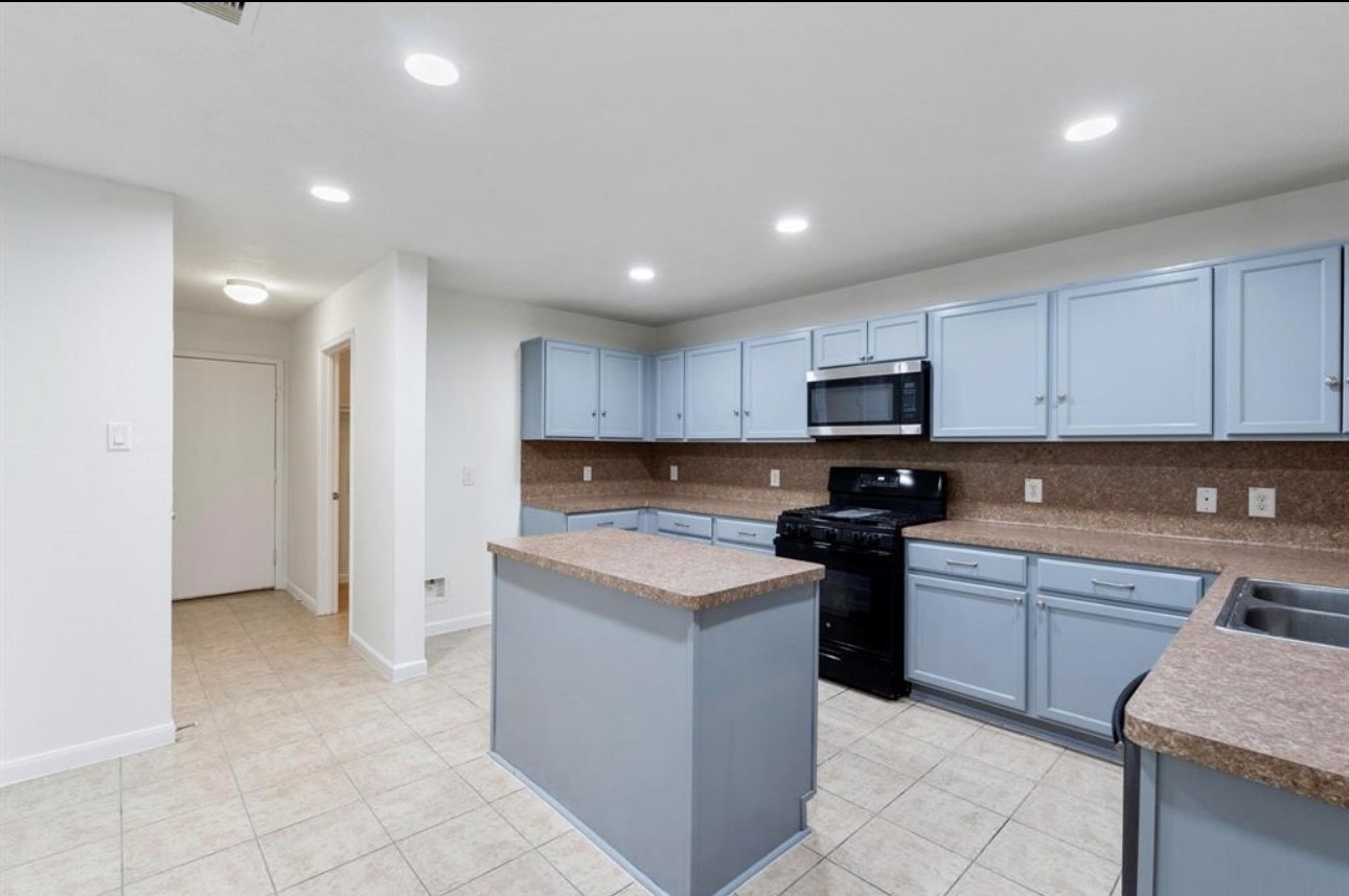 16119 Peach Bluff Lane Property Photo 9