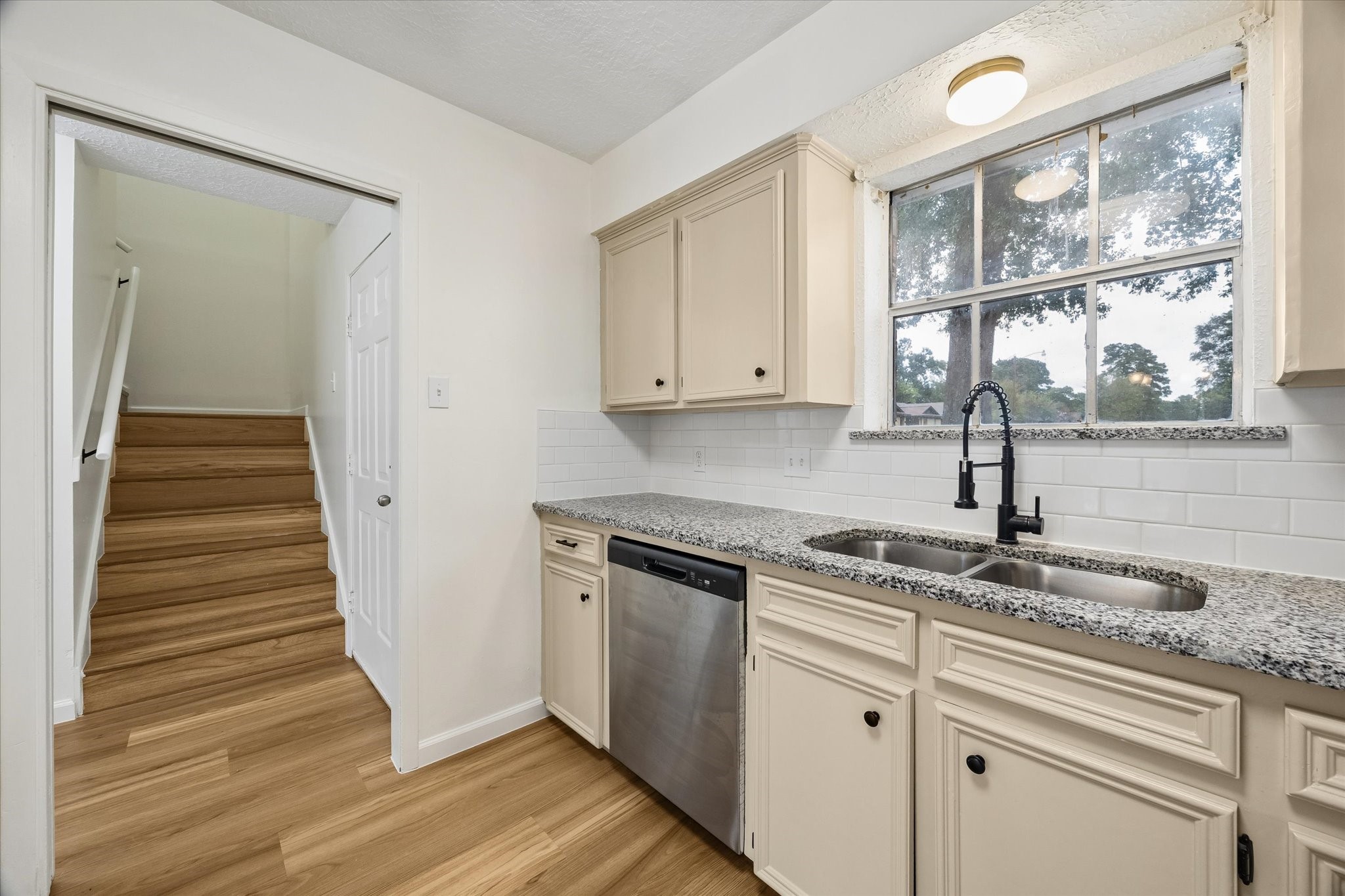 1600 Hazelwood B Property Photo 6