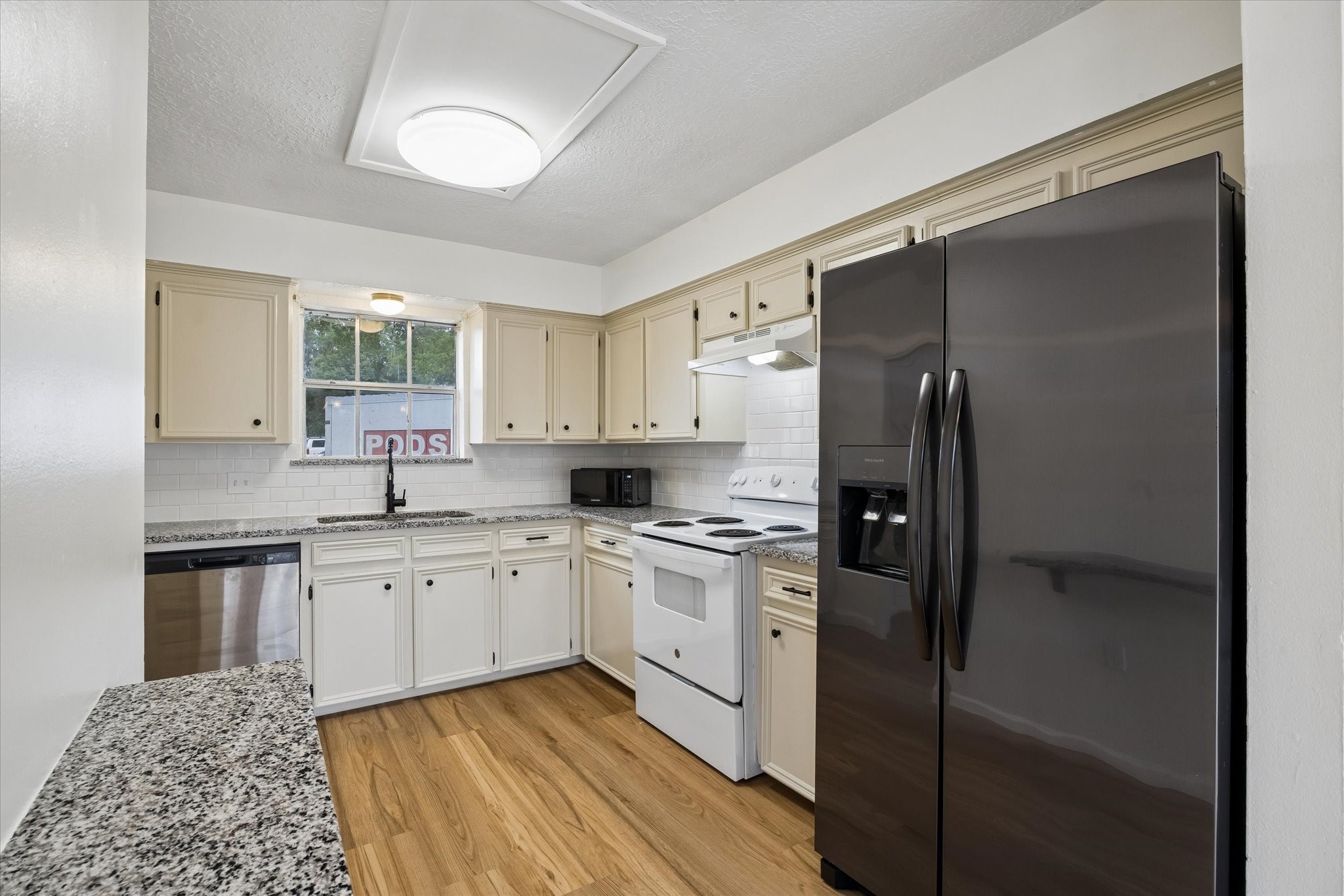 1600 Hazelwood B Property Photo 7