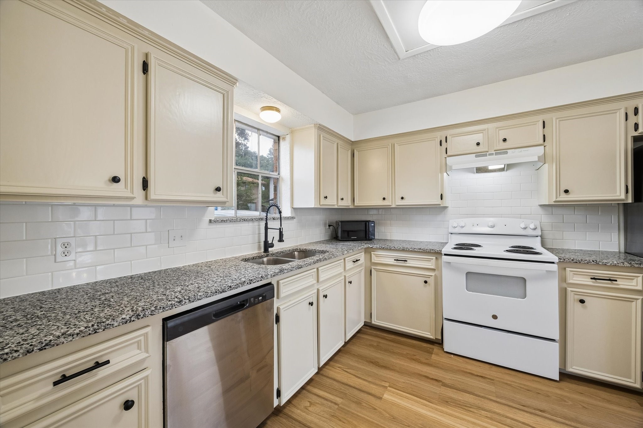 1600 Hazelwood B Property Photo 8