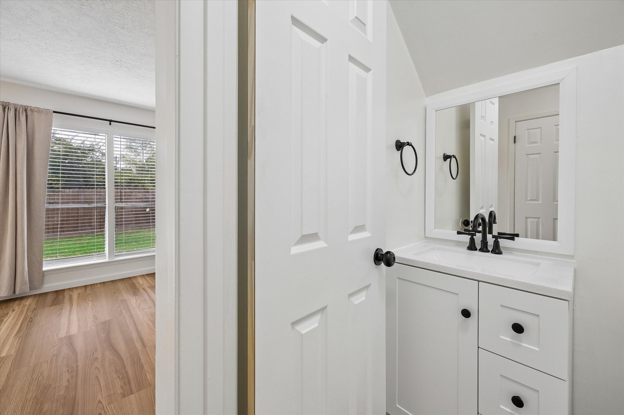 1600 Hazelwood B Property Photo 9