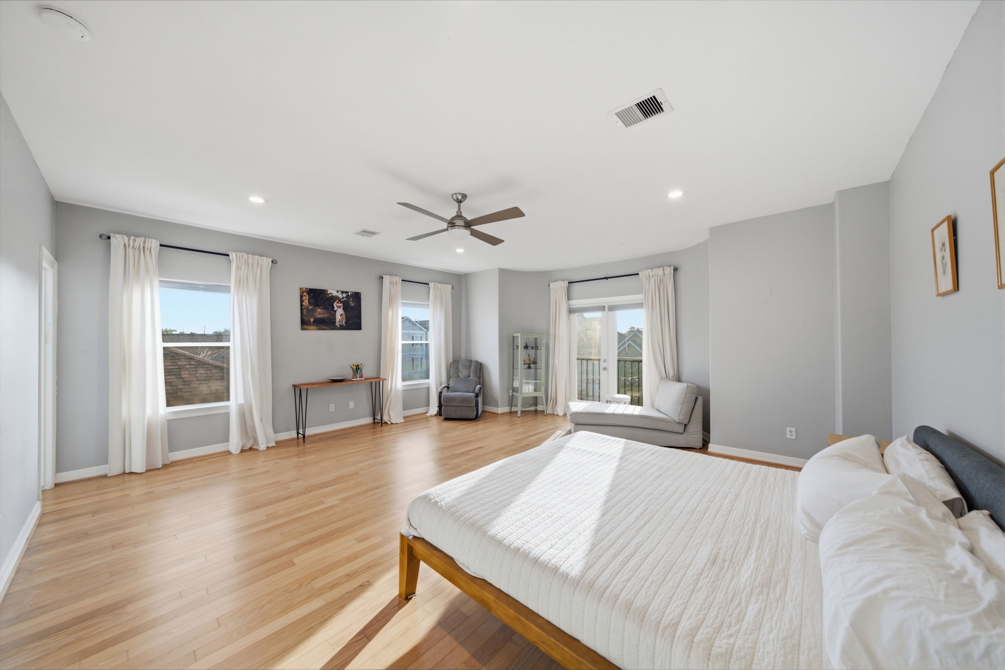 907 Lawrence Street Property Photo 31