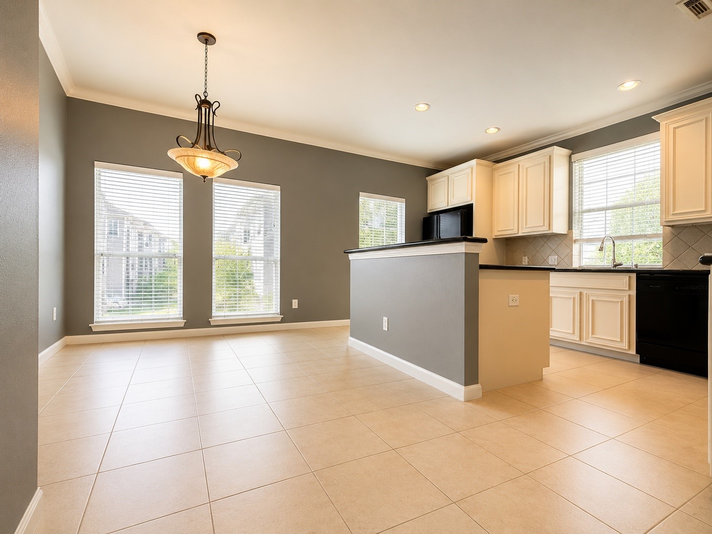 2637 W Dallas Street Property Photo 4