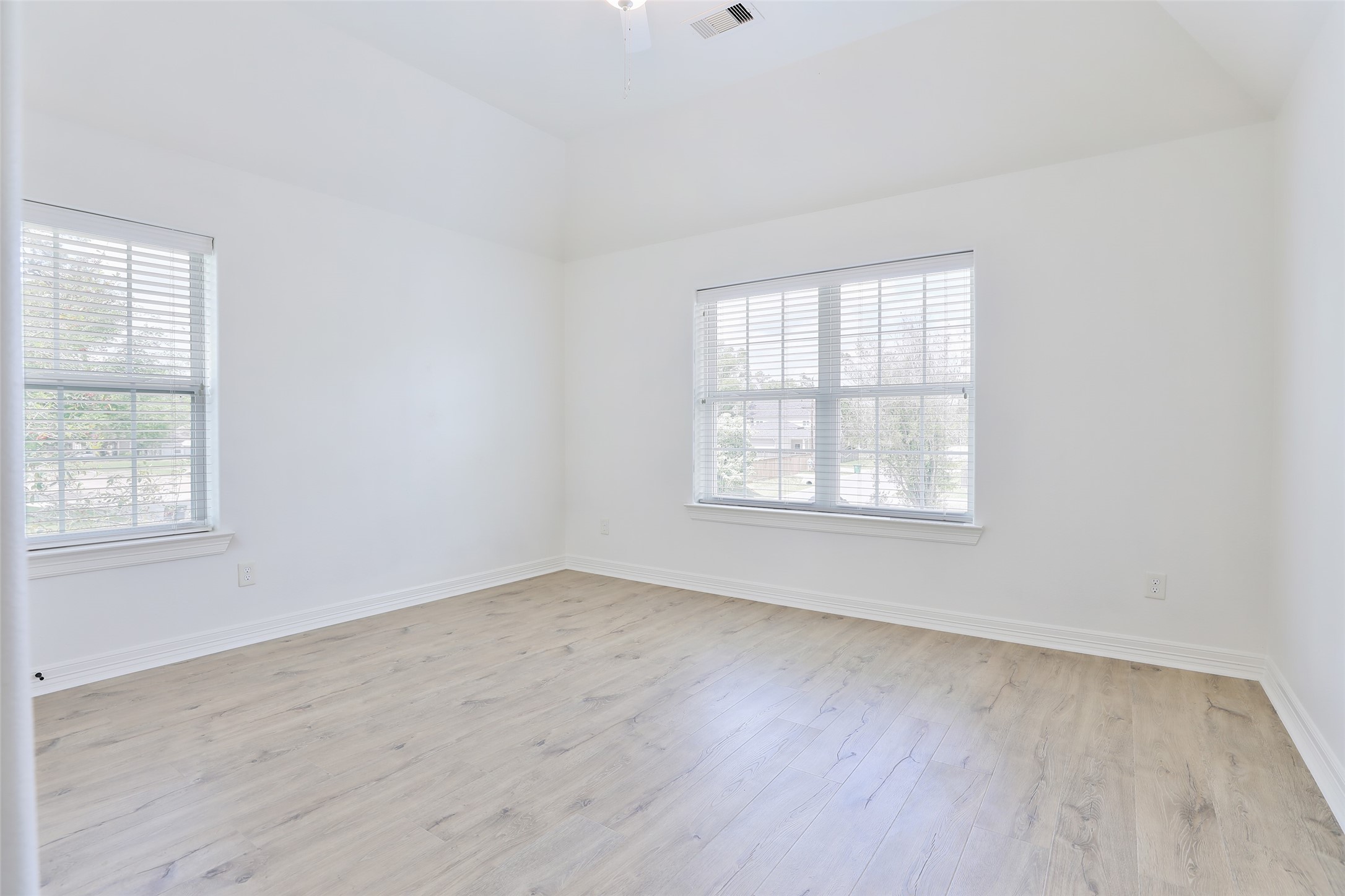 979 W 43rd Street Property Photo 31