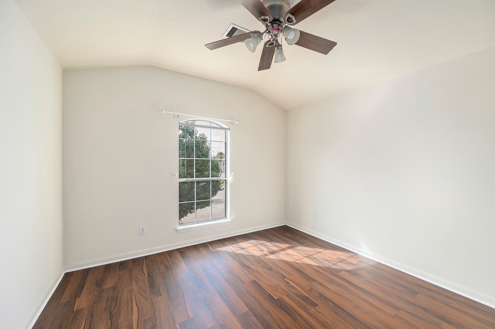 10003 Lynette Falls Drive Property Photo 27