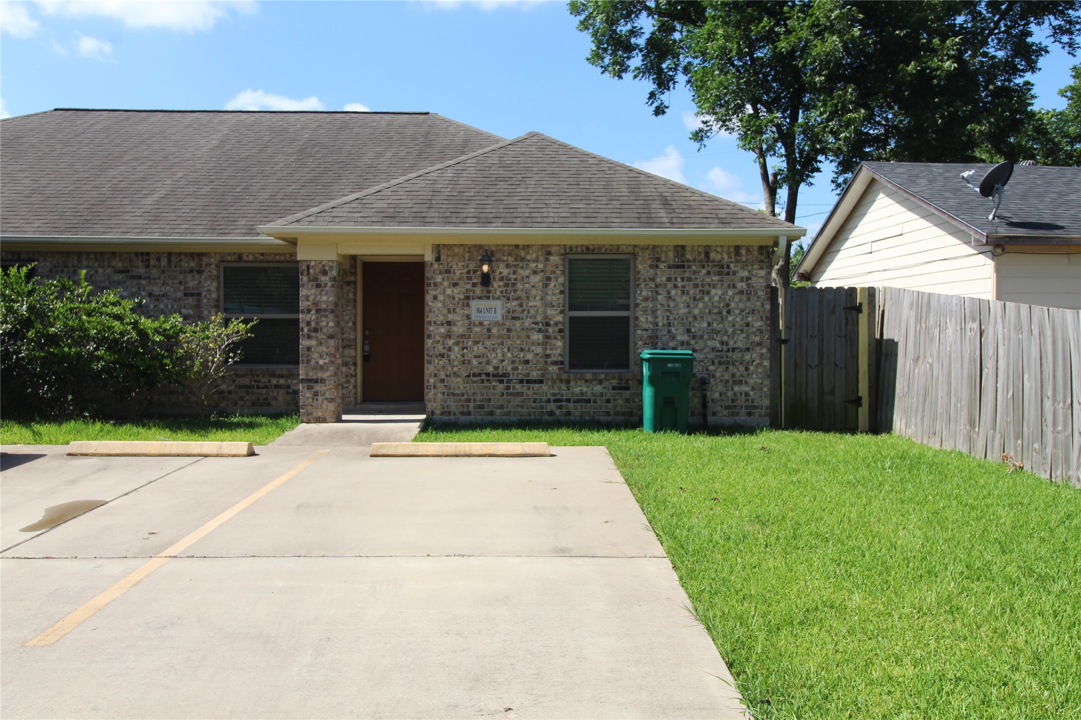 814 Mobile Drive B Property Photo 1